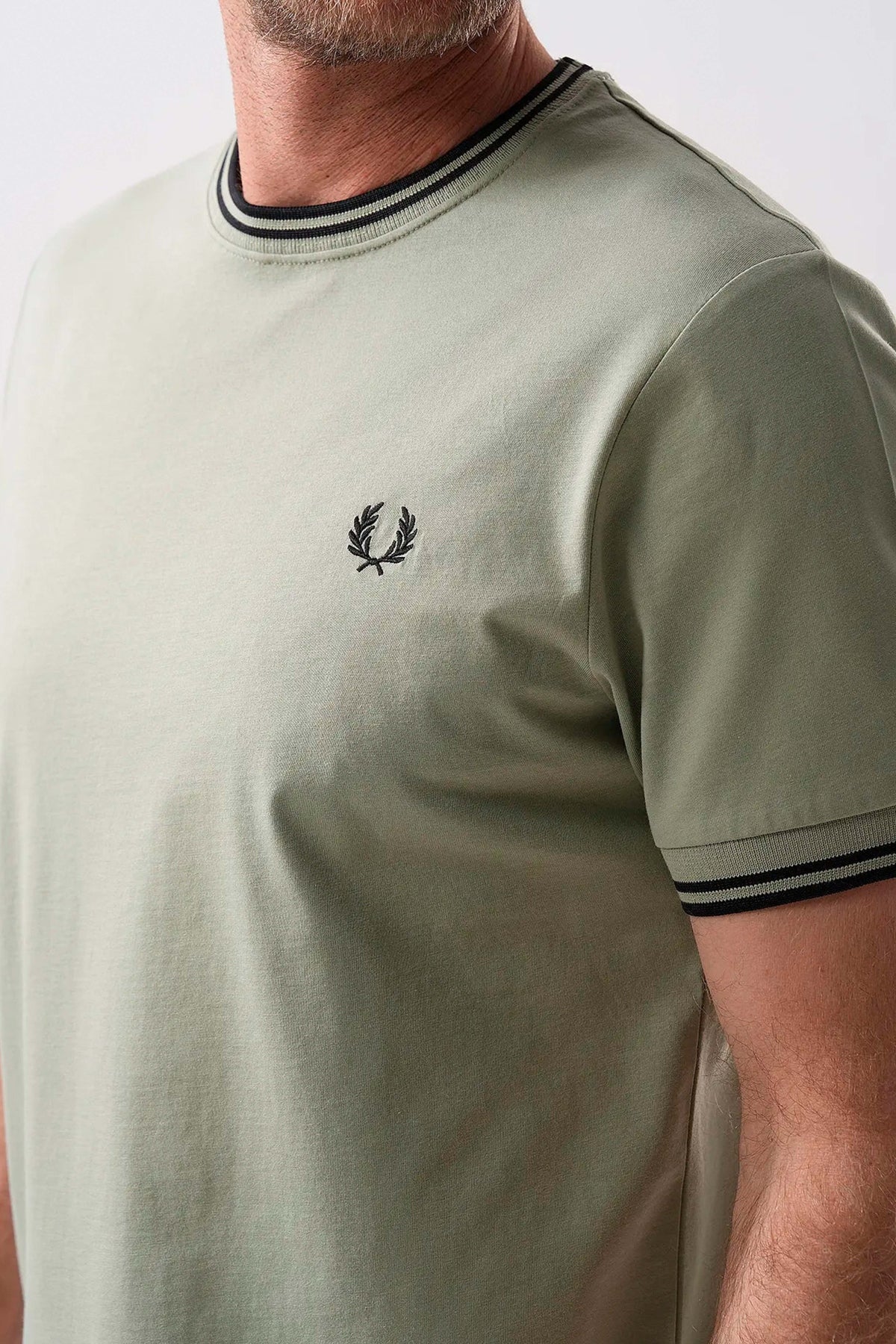 FRED PERRY TWIN TIPPED T-SHIRT en color VERDE (5)