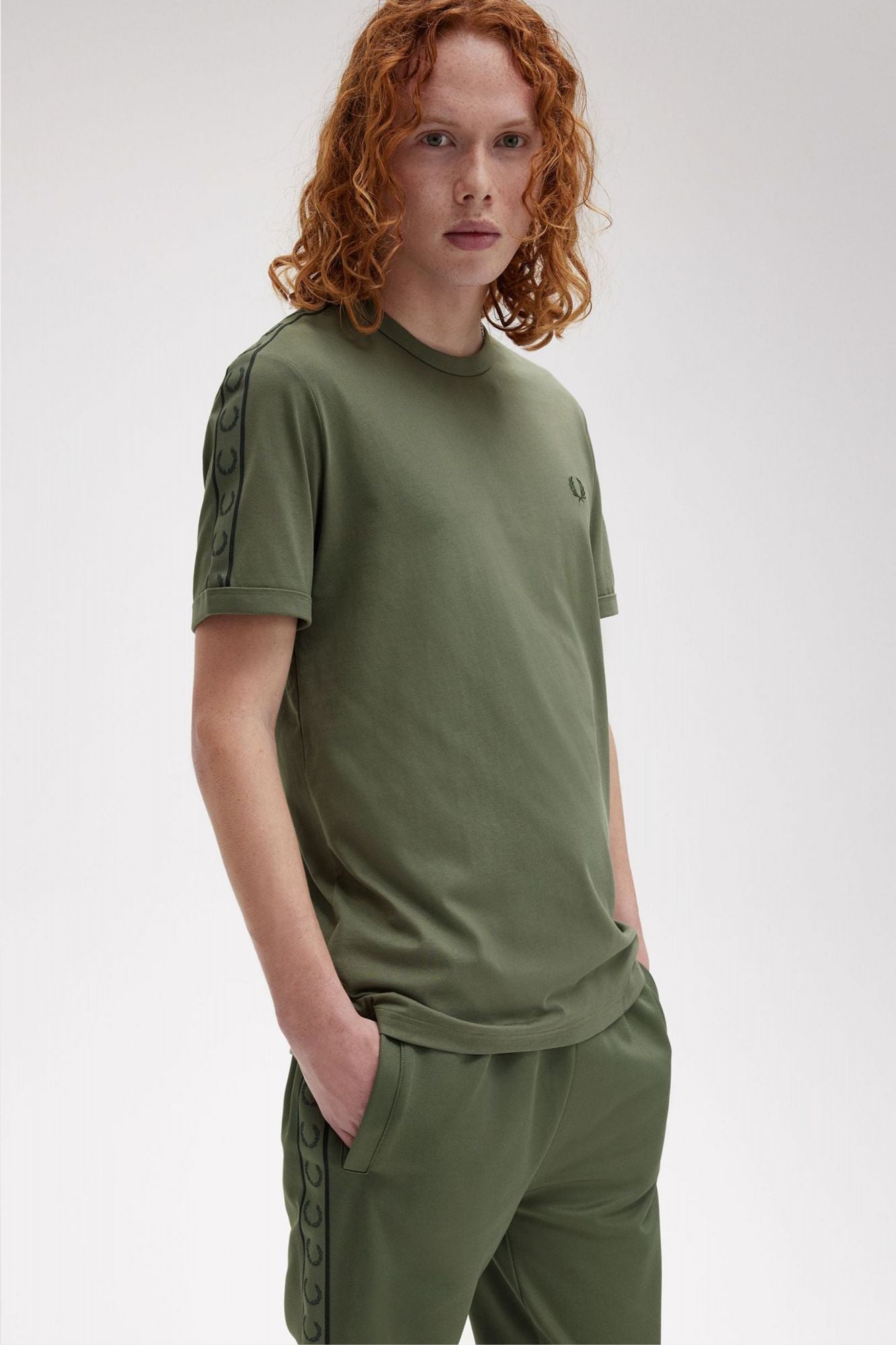 FRED PERRY CONTRAST TAPE RINGER T-SHIR en color VERDE (4)