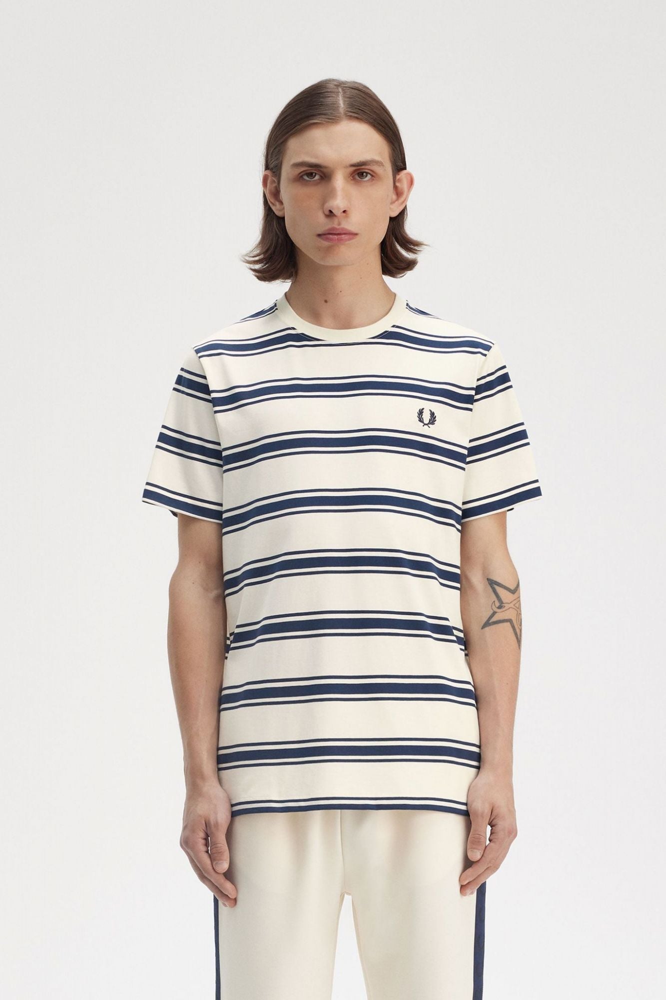FRED PERRY FINE STRIPE T-SHIRT en color BLANCO (1)