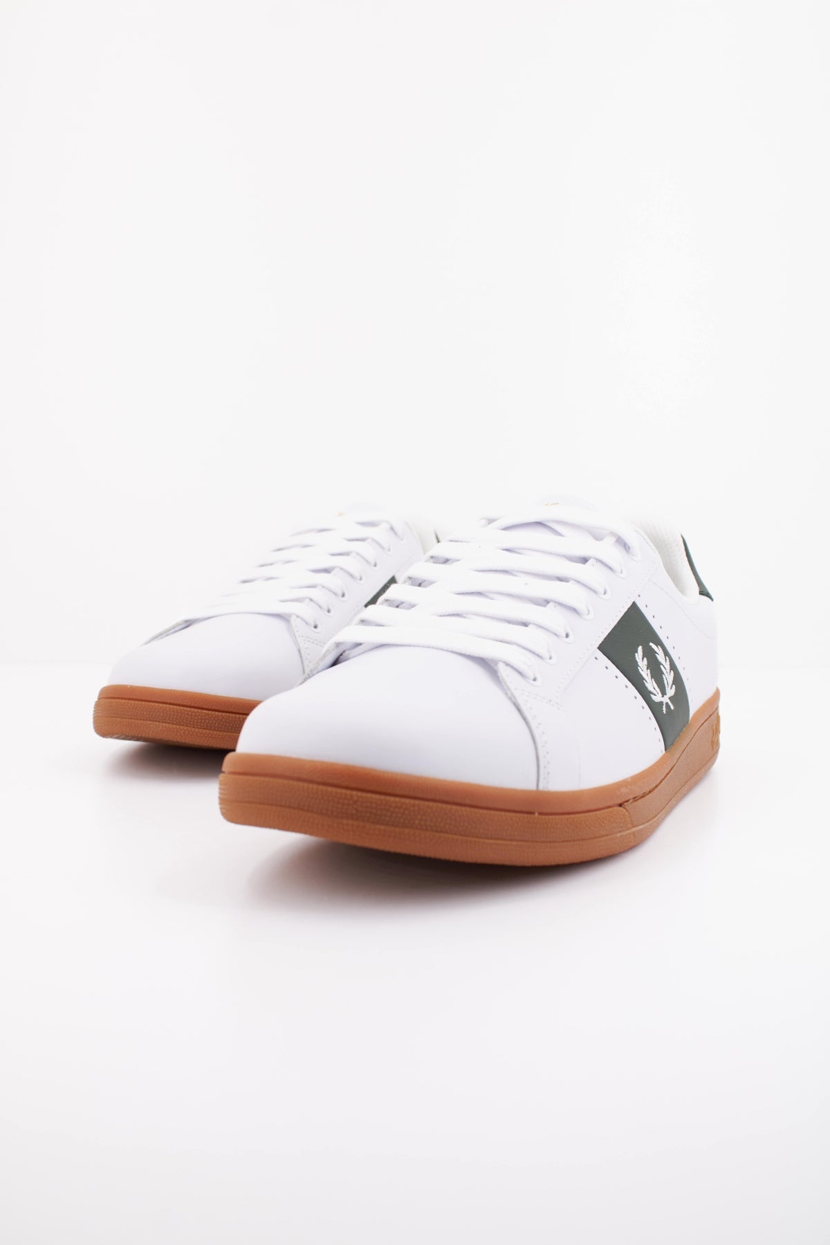 FRED PERRY B721 LEATHER en color BLANCO (2)