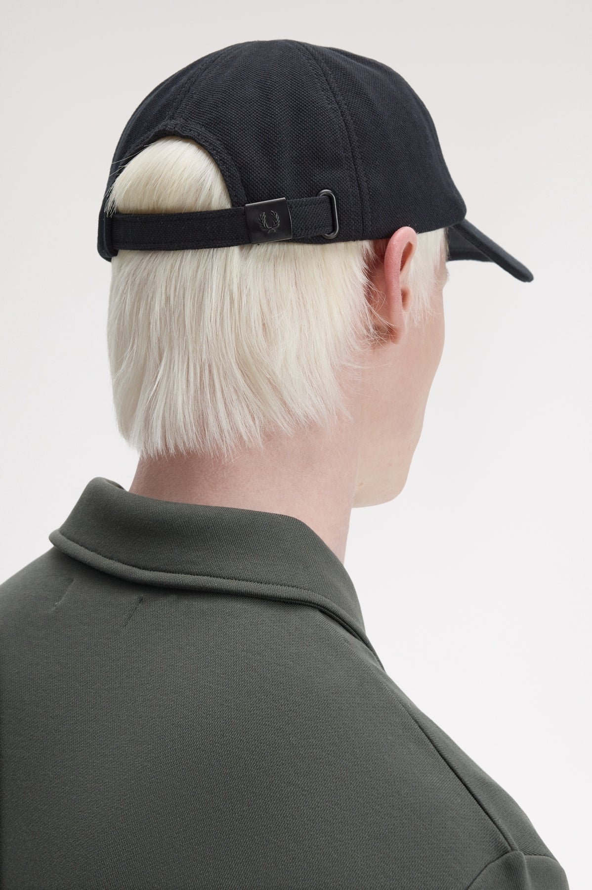 FRED PERRY HW2295FP PIQUE CLASSIC CAP en color (2)