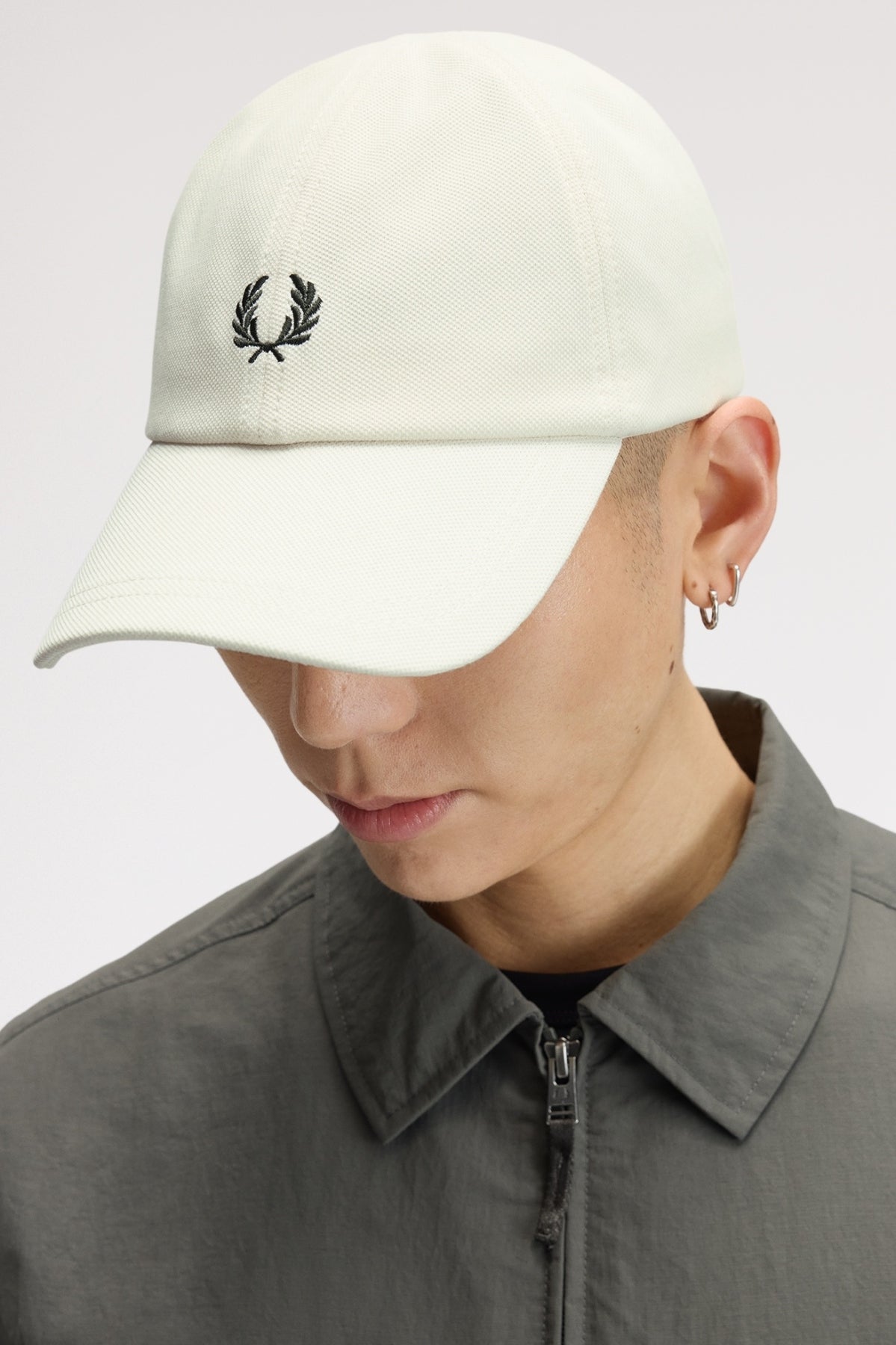 FRED PERRY HW2295FP PIQUE CLASSIC CAP en color BLANCO (1)