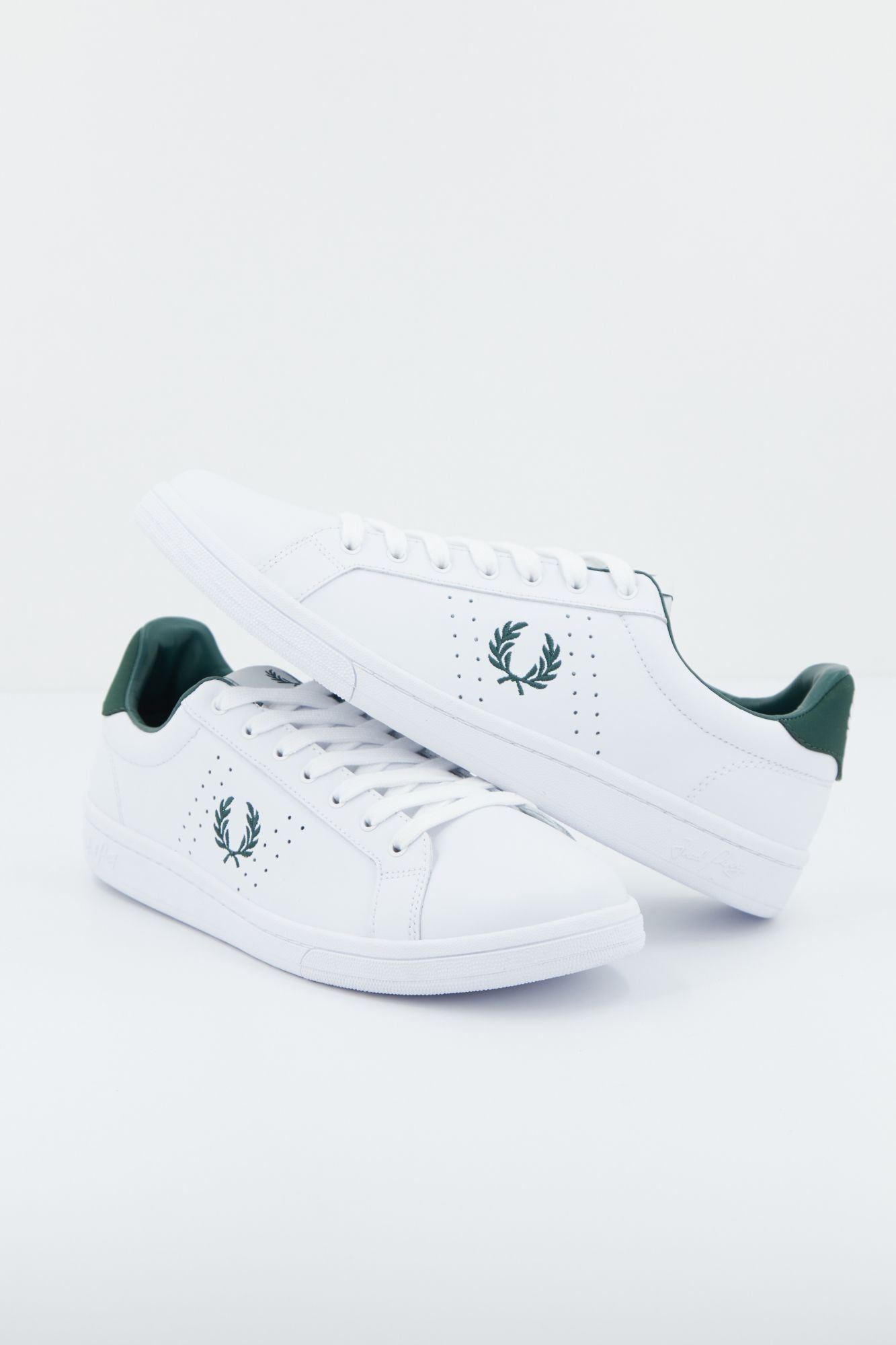 FRED PERRY B721 LEATHER en color BLANCO (1)