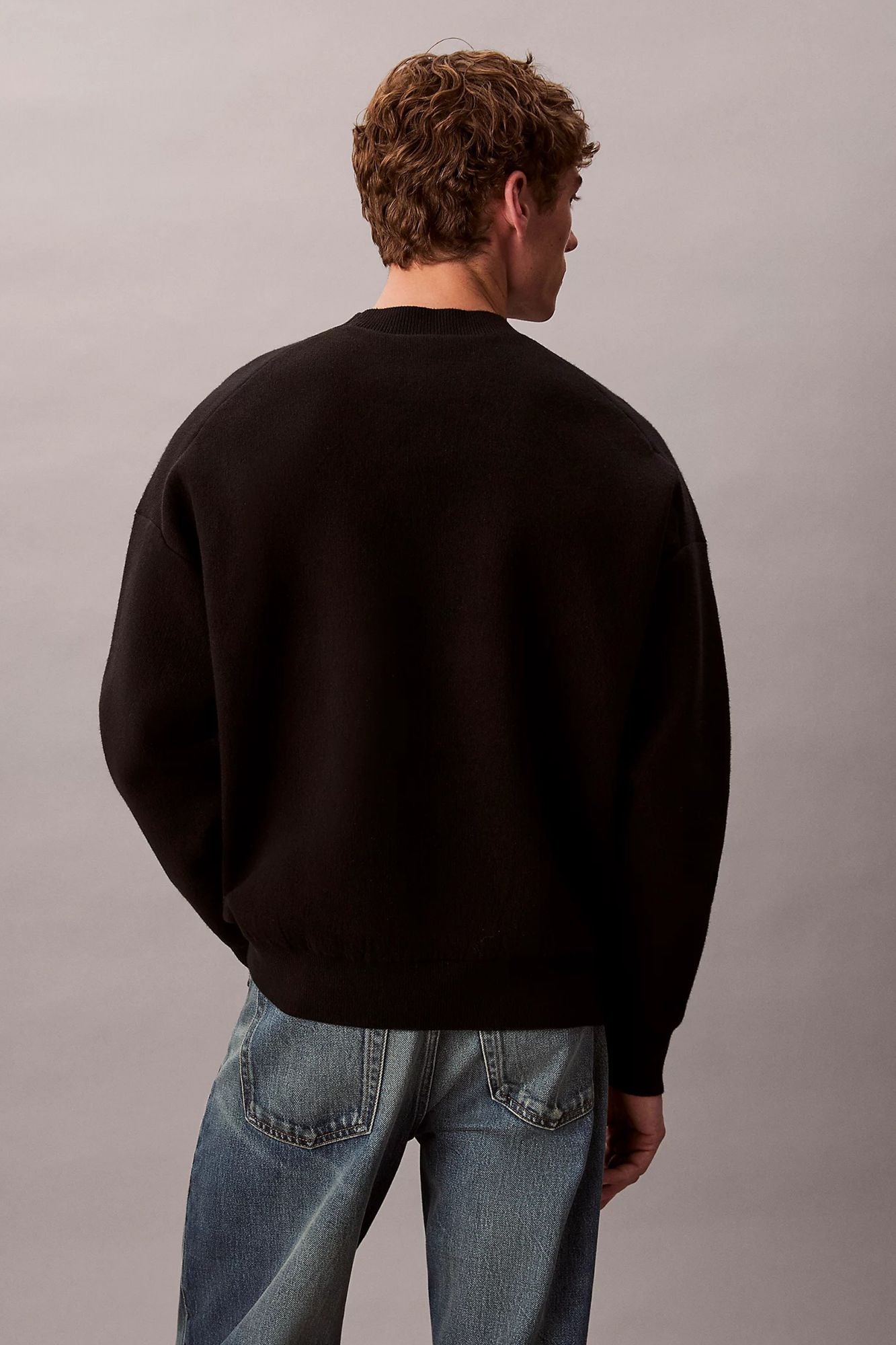 CALVIN KLEIN COTTON BLEND MONOGRAM LOGO RELAXED SWEATER en color NEGRO (2)