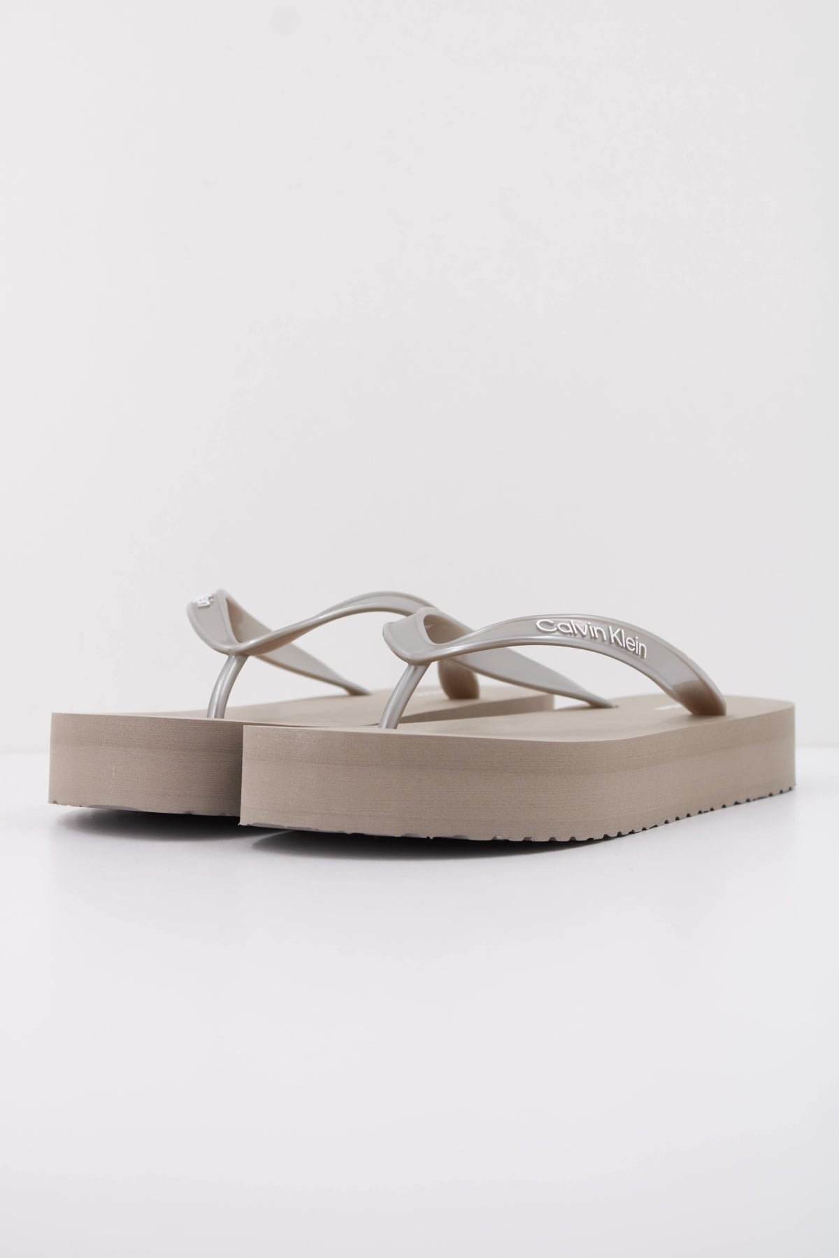 CALVIN KLEIN FLATFORM FLIP FLOP MET T en color GRIS (2)