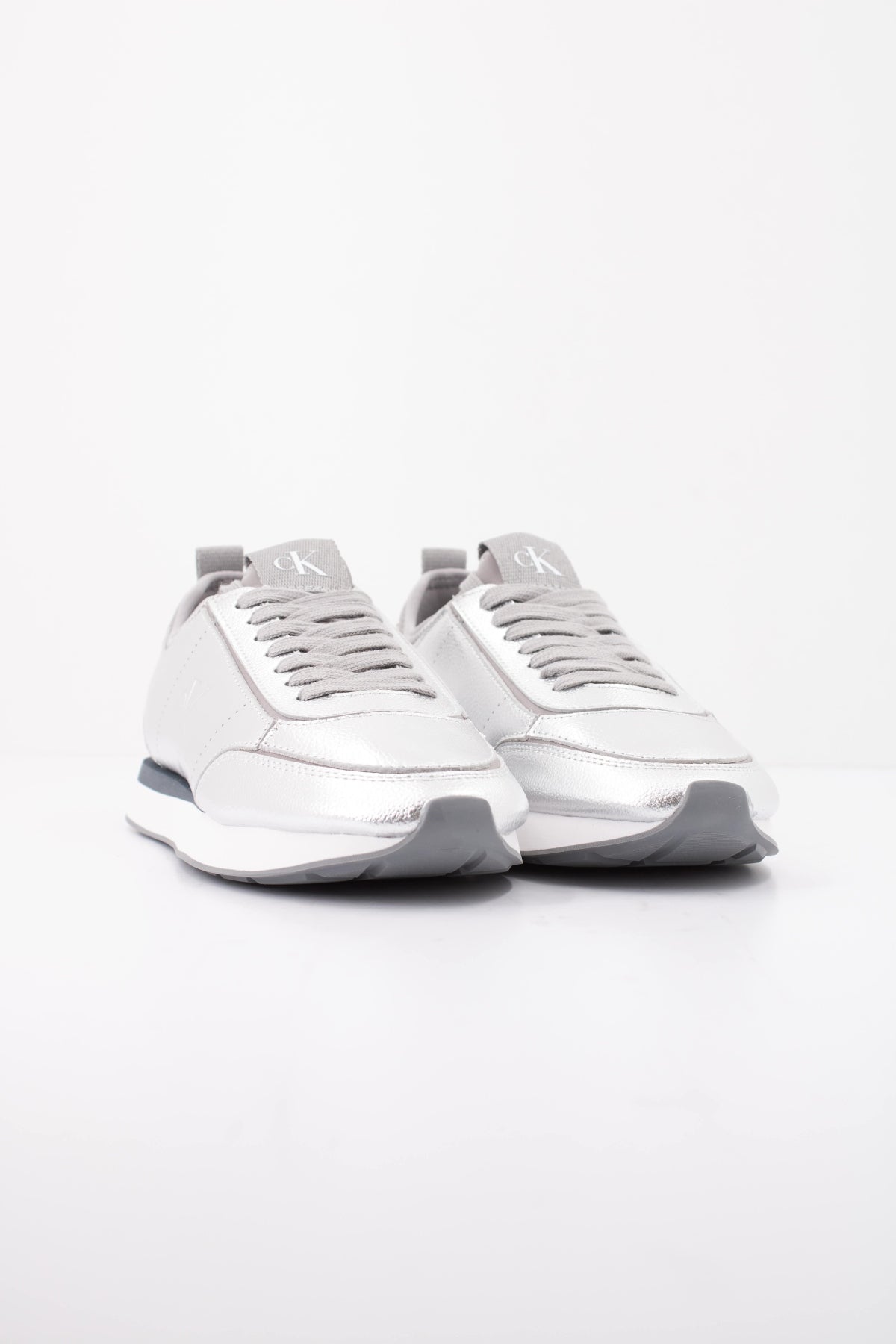 CALVIN KLEIN RETRO RUNNER METALLIC en color PLATA (2)