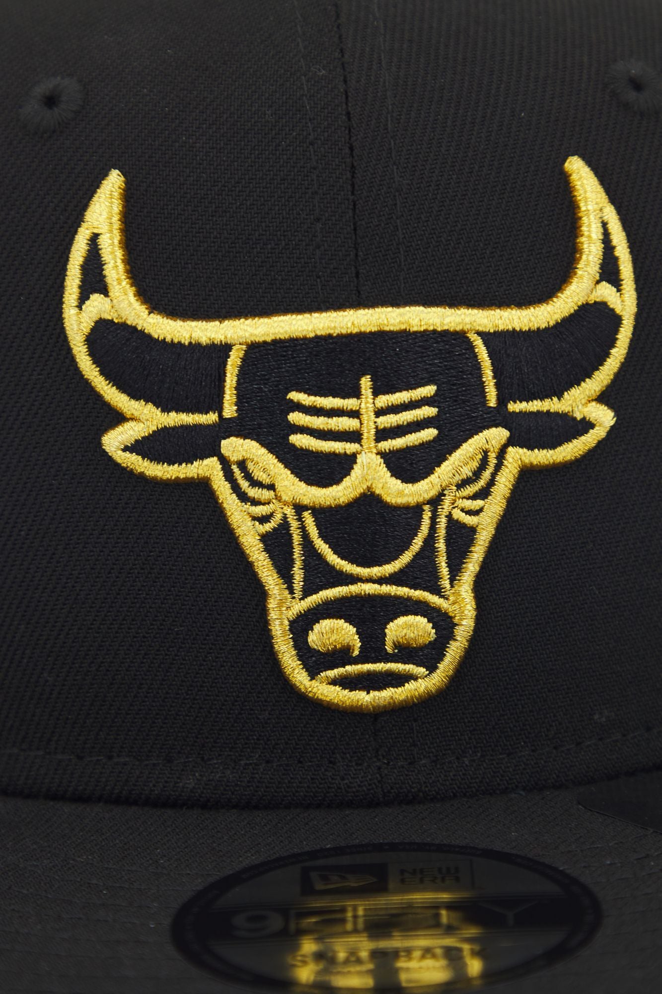 NEW ERA METALLIC LOGO 9FIFTY CHIBU en color NEGRO (4)