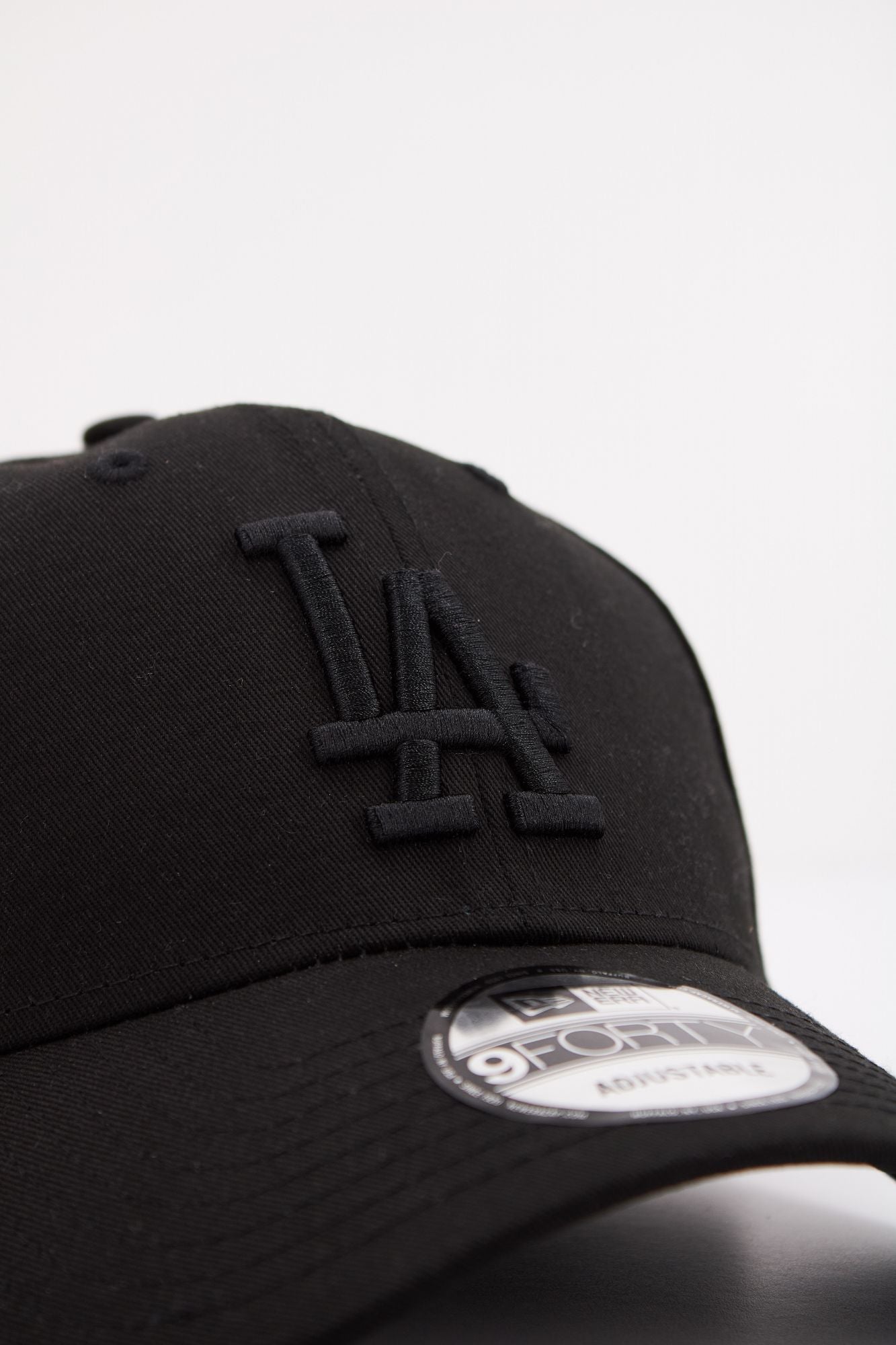 NEW ERA LEAGUE ESSENTIAL 940 LOS en color NEGRO (4)