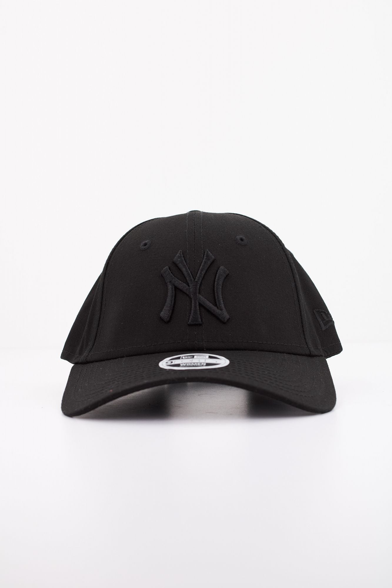 NEW ERA ESSENTIAL 940 WMNS NEYYA en color NEGRO (1)