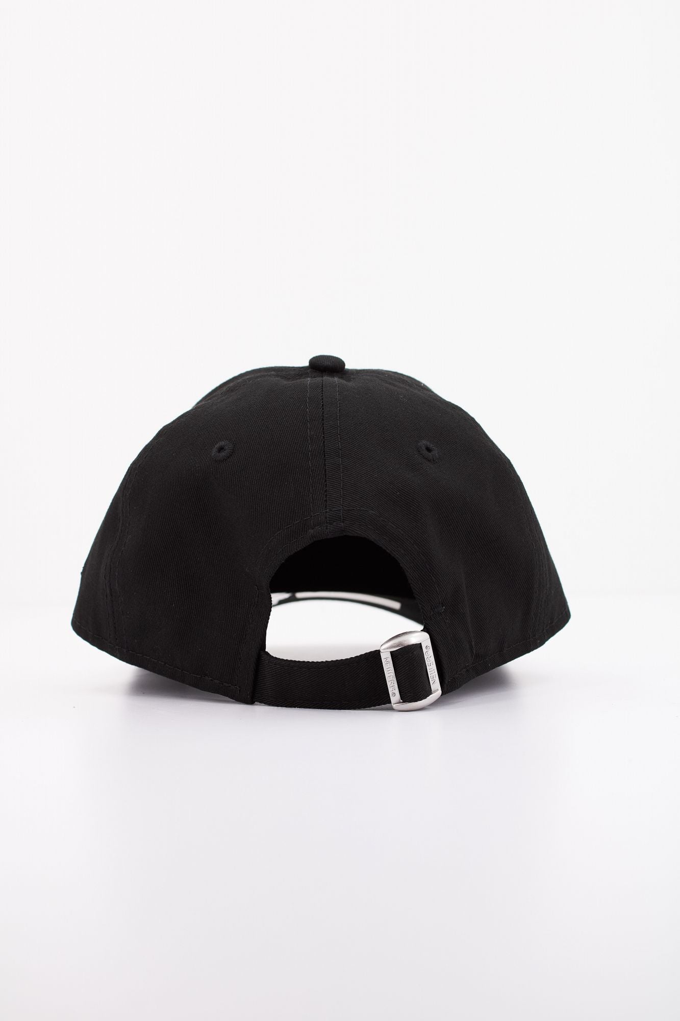NEW ERA ESSENTIAL 940 WMNS NEYYA en color NEGRO (3)