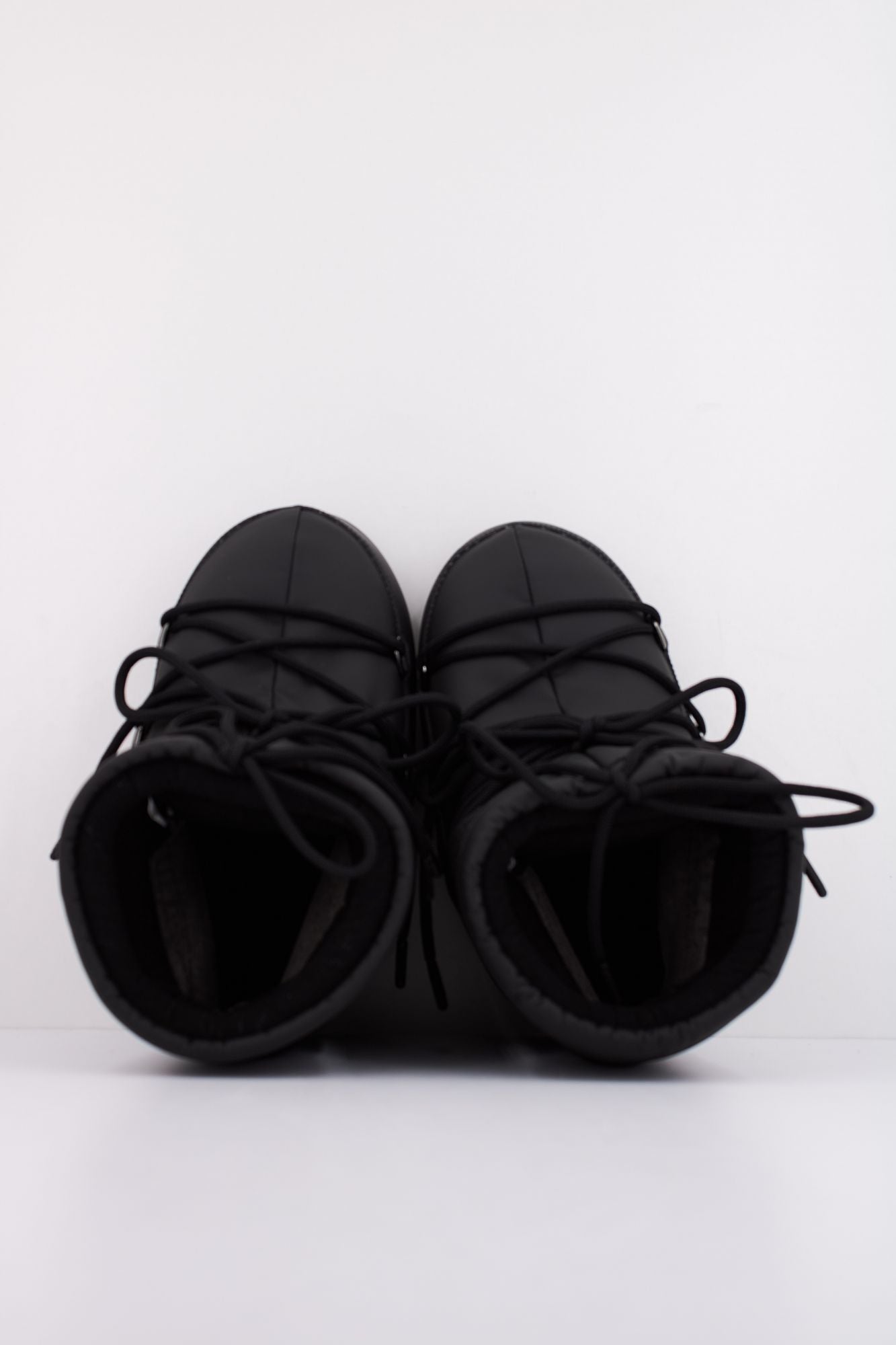 MOON BOOT MB ICON LOW RUBBE en color NEGRO (3)