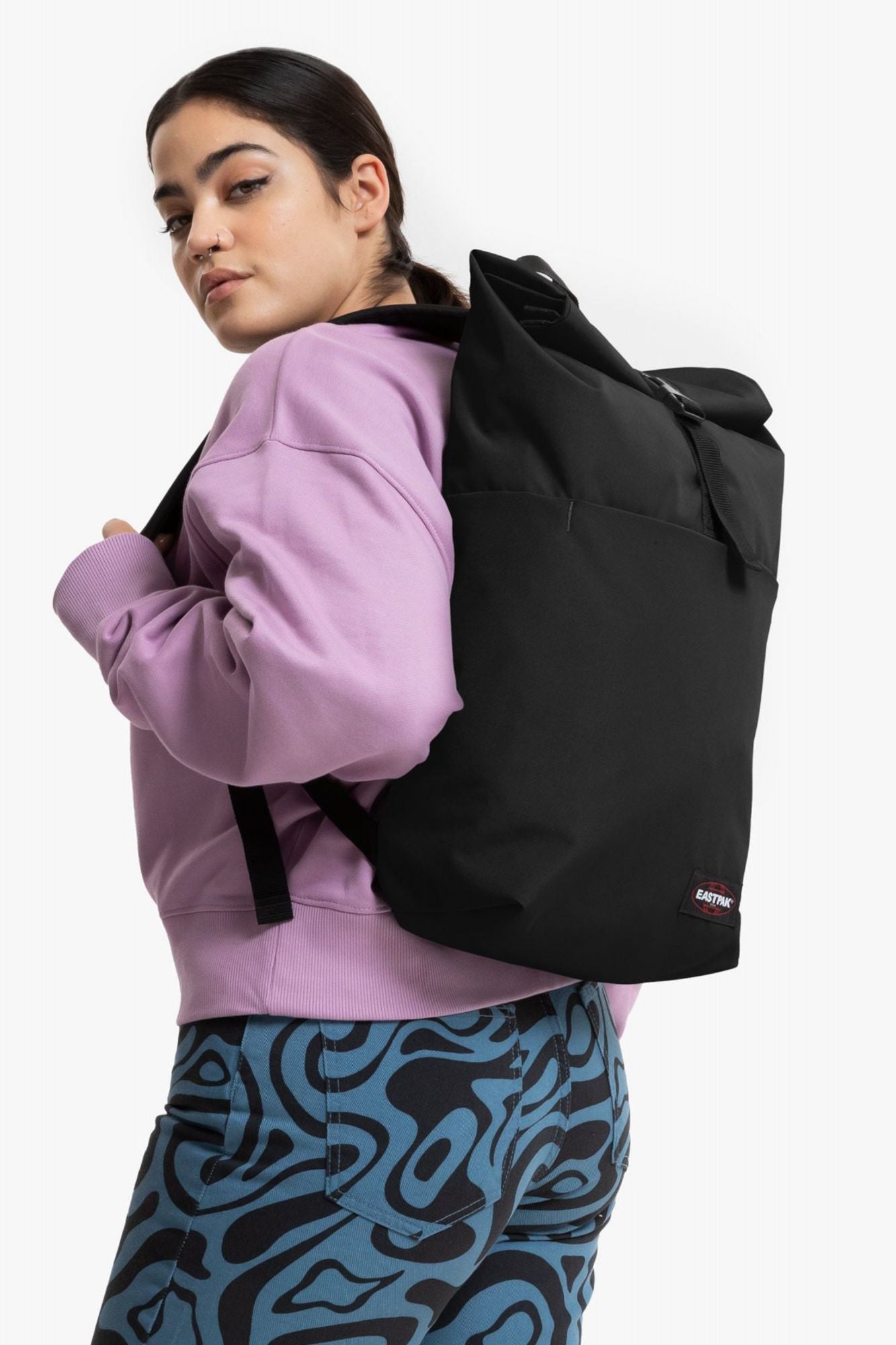 EASTPAK UP ROLL en color NEGRO (1)