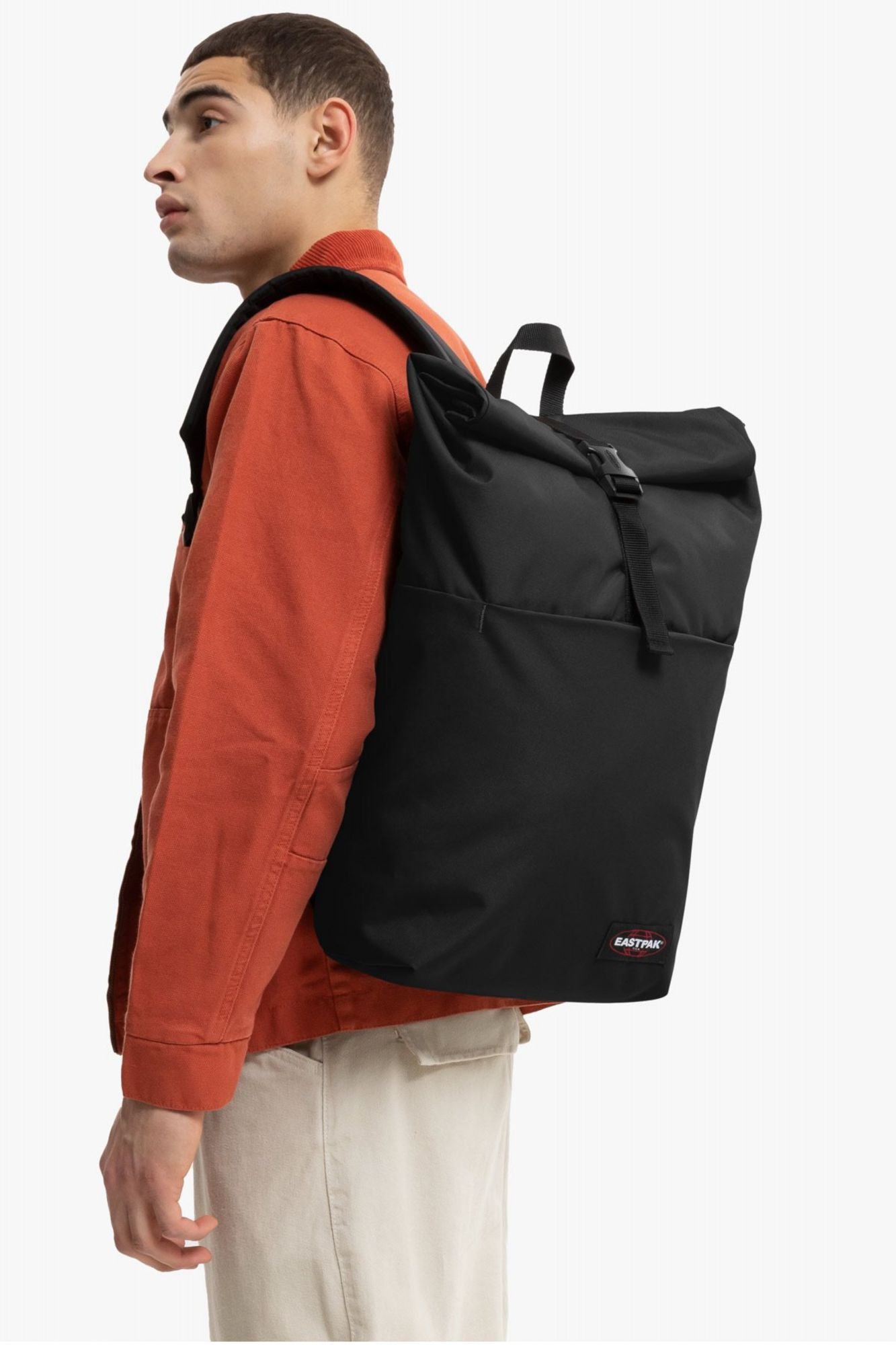 EASTPAK UP ROLL en color NEGRO (3)