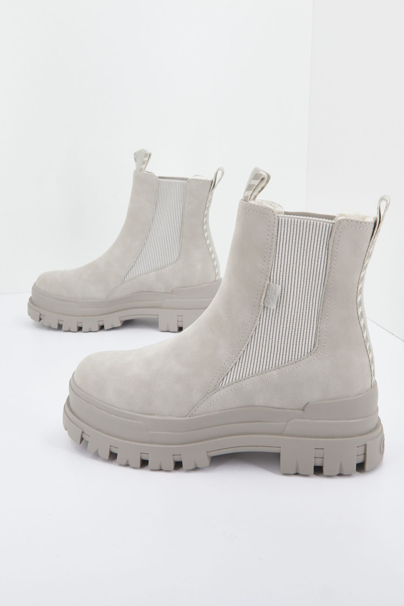 BUFFALO ASPHA CHELSEA MID en color GRIS (1)