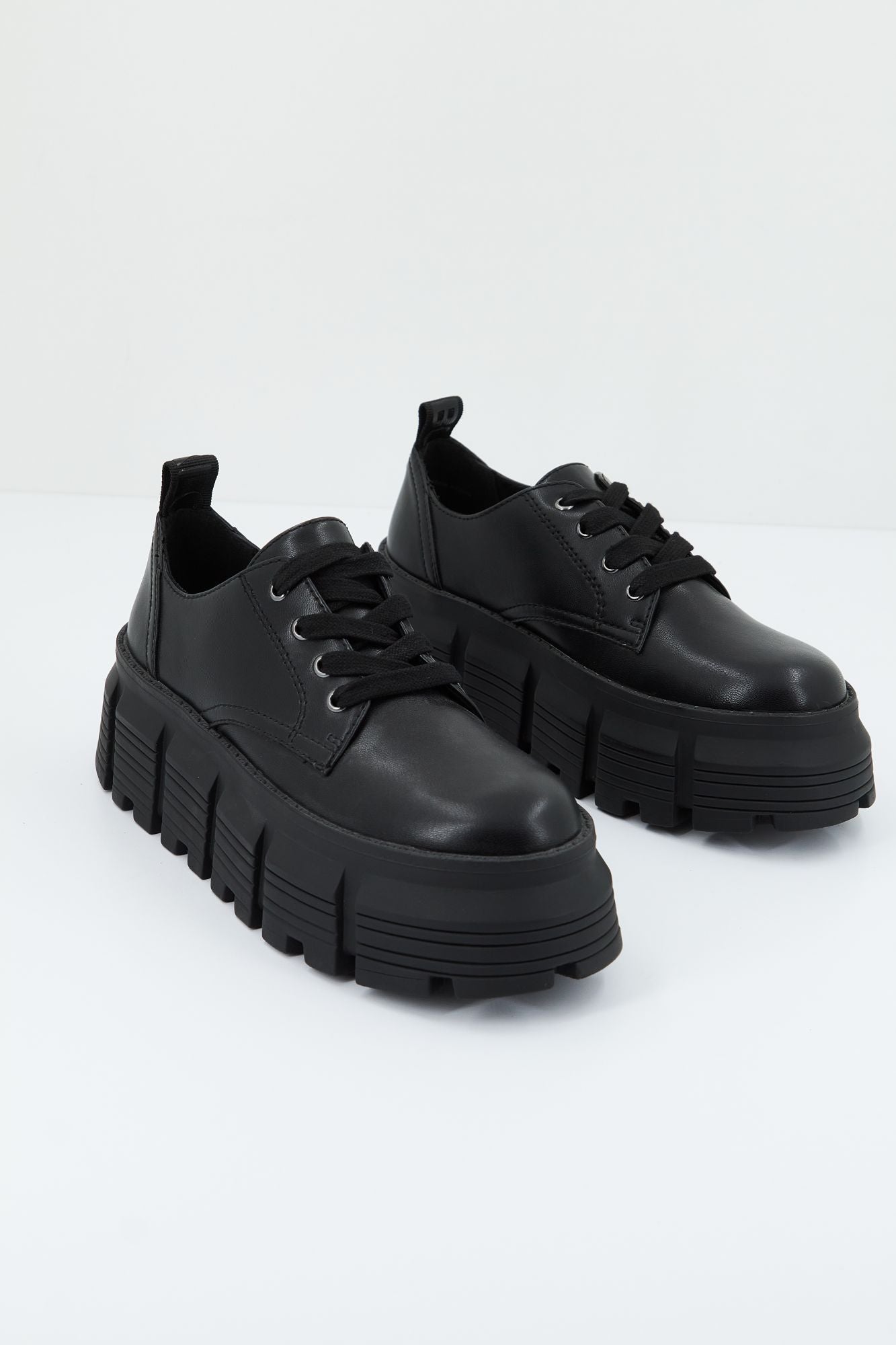 BUFFALO AVA LACEUP LO en color NEGRO (1)