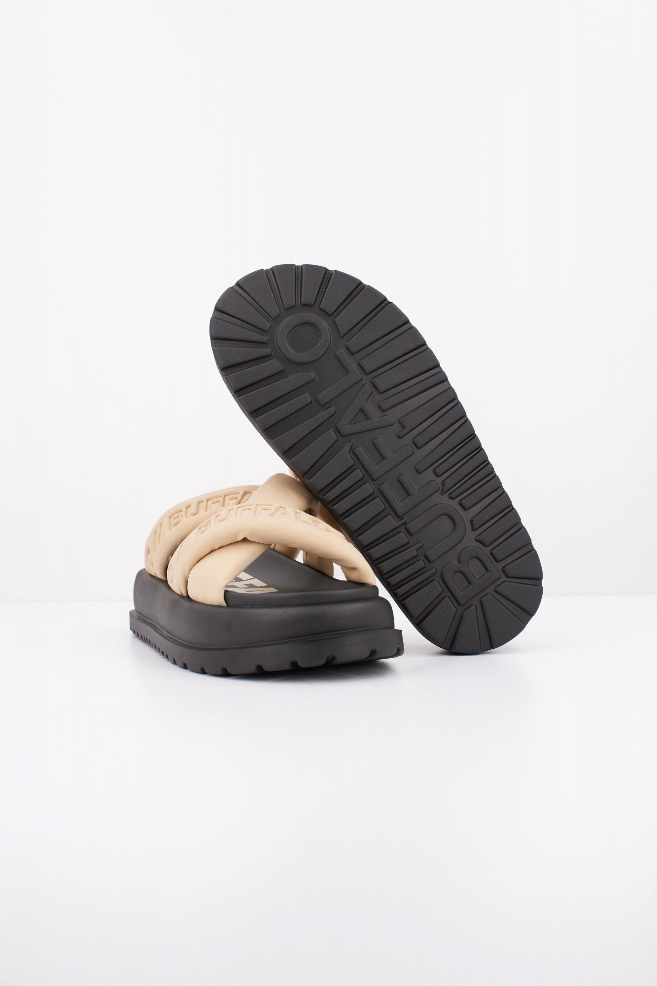 BUFFALO RAYA ARI STUD VEGAN en color NUDE (4)