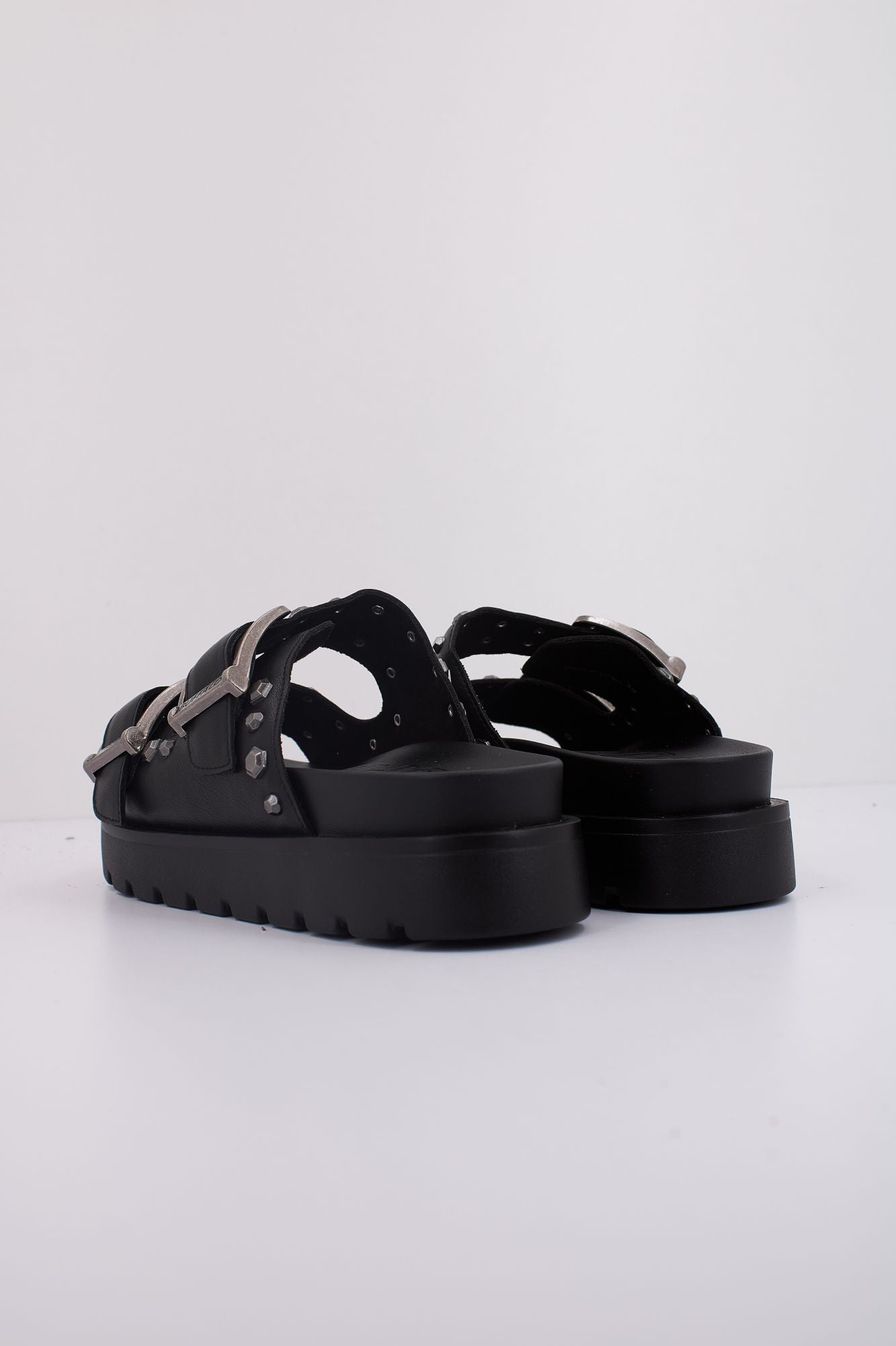 BUFFALO RAYA ARI STUD VEGAN en color NEGRO (4)