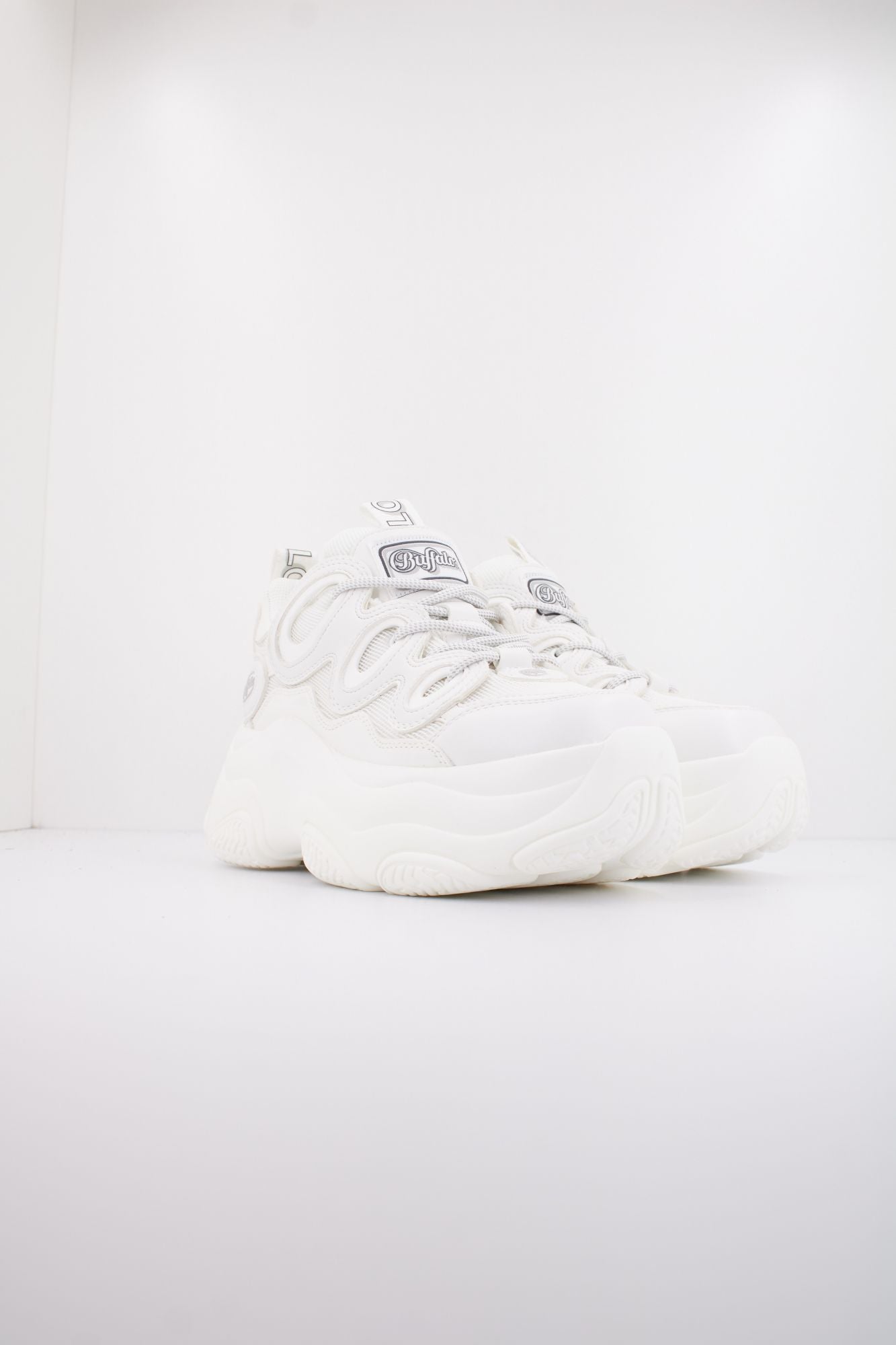 BUFFALO PROWLER ONE en color BLANCO (2)