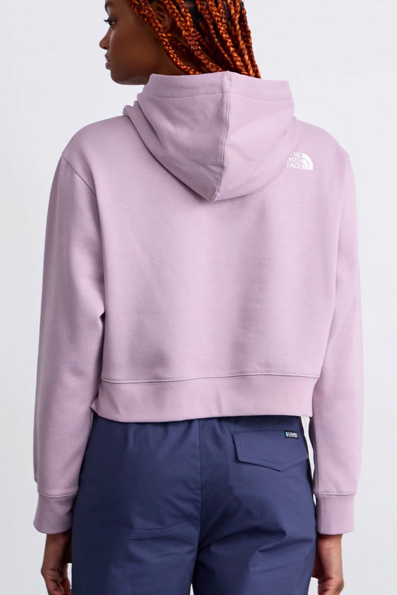 THE NORTH FACE ESSENTIAL CROP HOODIE en color VIOLETA (2)