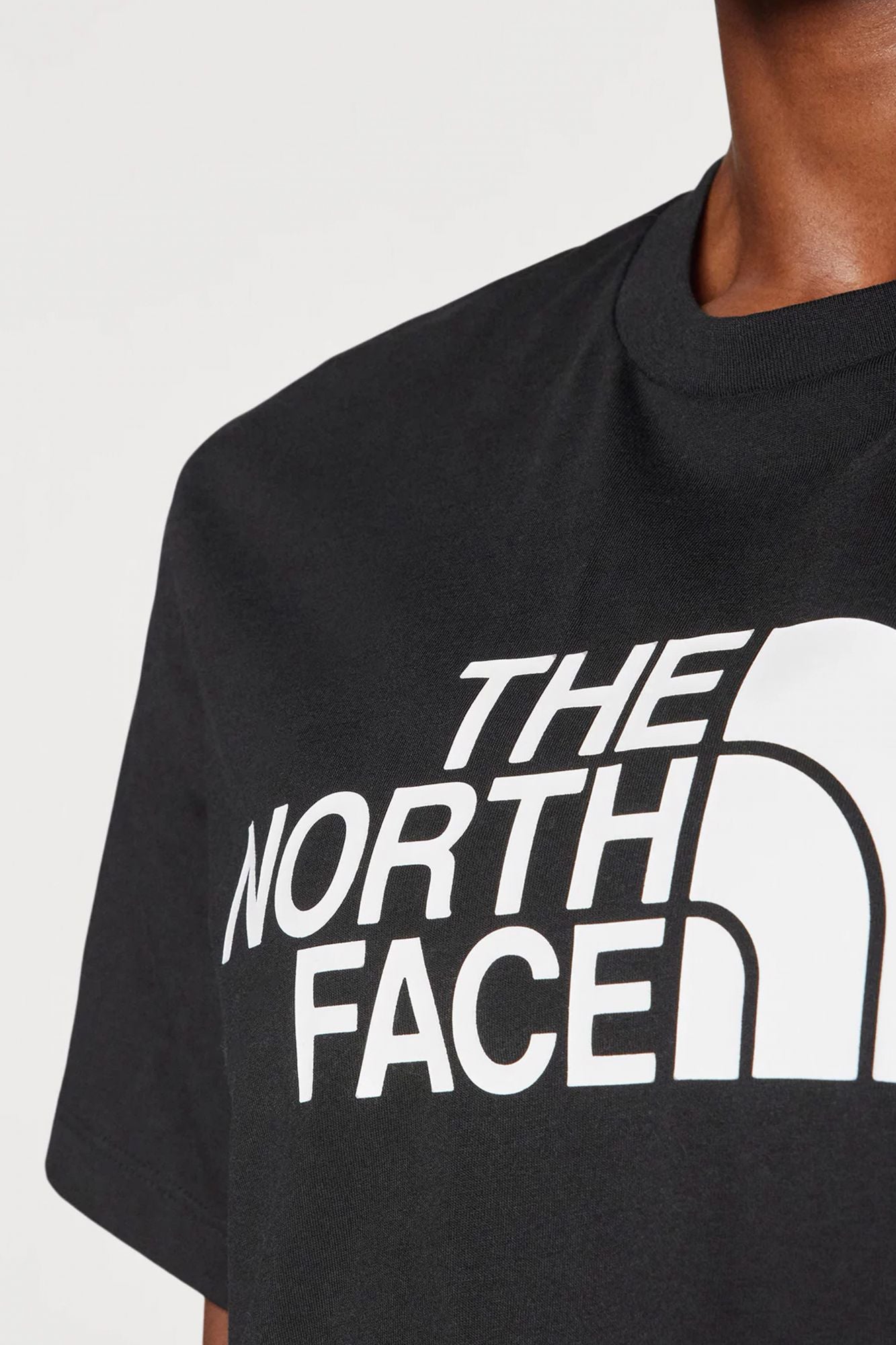THE NORTH FACE EASY RELAXED CROPPED T-SHIRT en color NEGRO (4)