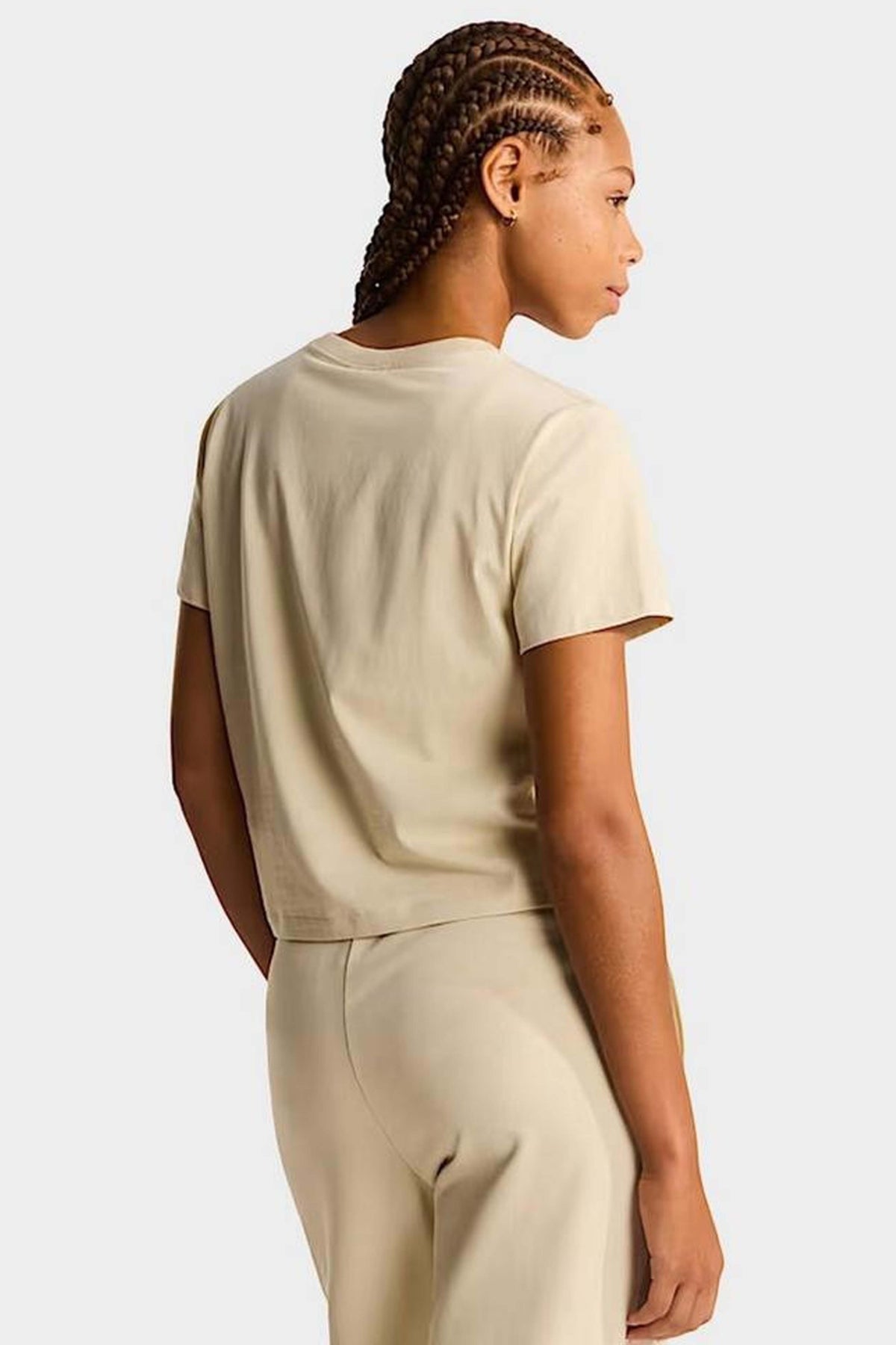 THE NORTH FACE CAMISETA W ESSENTIAL R en color BEIS (2)
