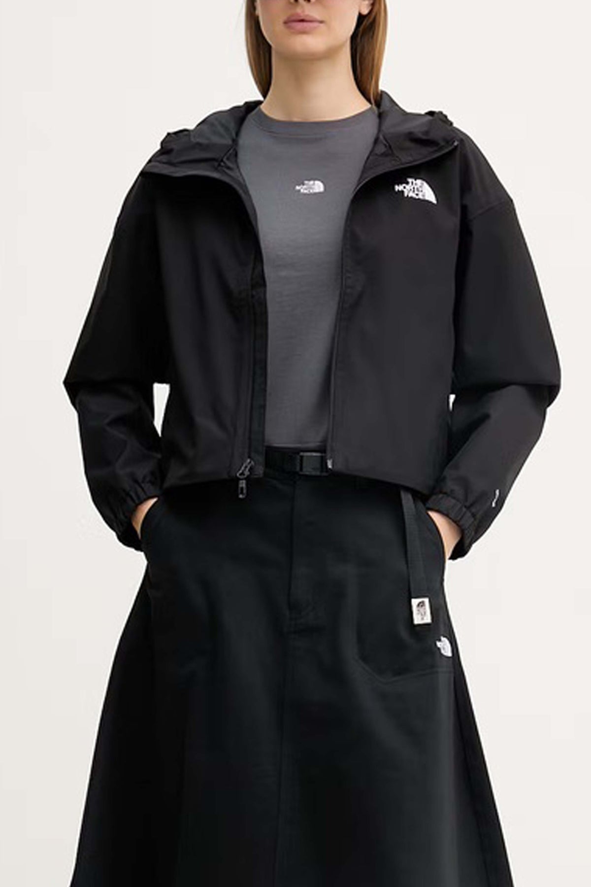 THE NORTH FACE CAMISETA W ESSENTIAL R en color GRIS (1)