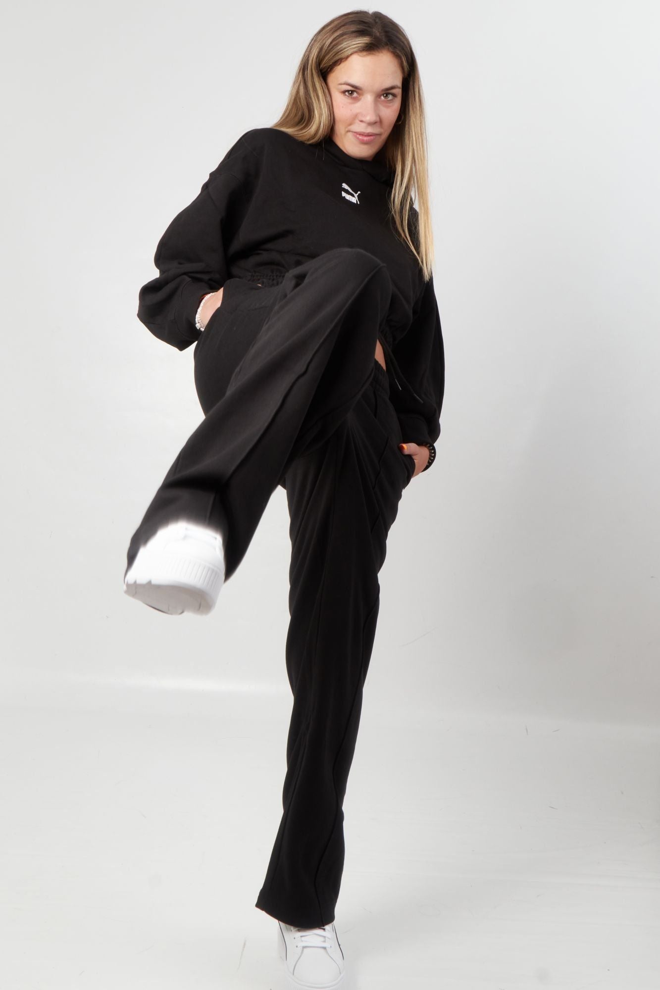 PUMA STRAIGT SWEATPAN en color NEGRO (4)