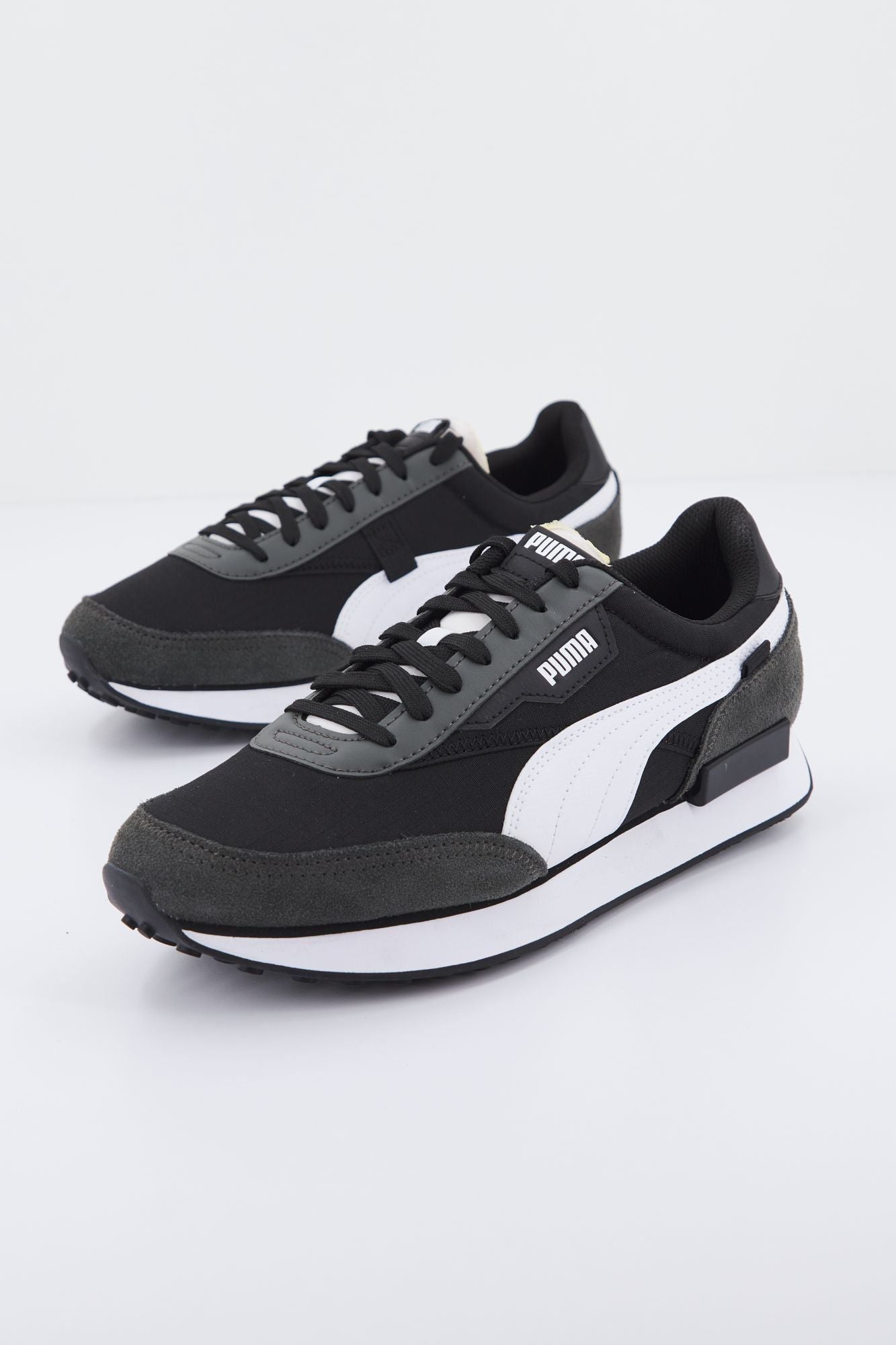 PUMA FUTURE RIDER PLAY ON en color NEGRO (2)