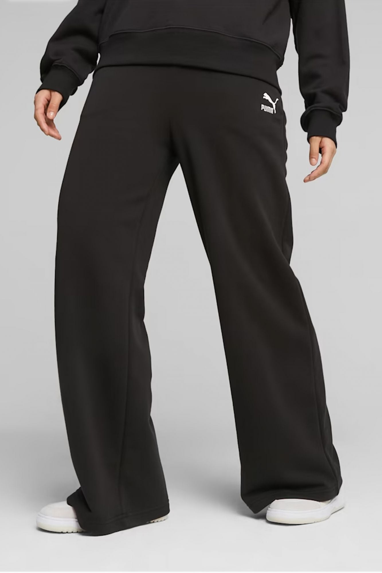 PUMA CLASSICS RELAXED SWEATPANTS en color NEGRO (1)