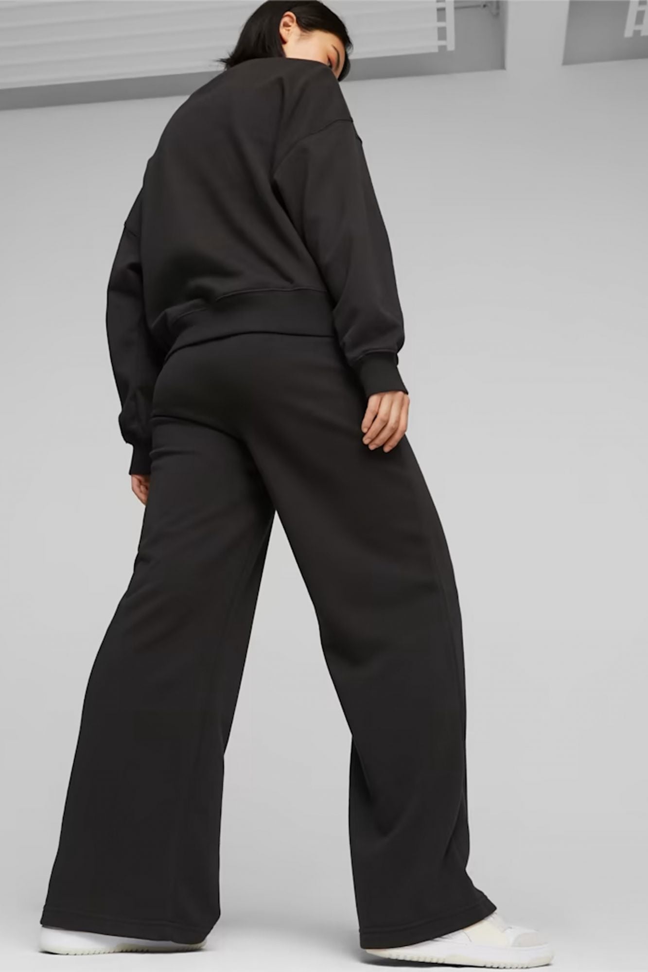 PUMA CLASSICS RELAXED SWEATPANTS en color NEGRO (3)