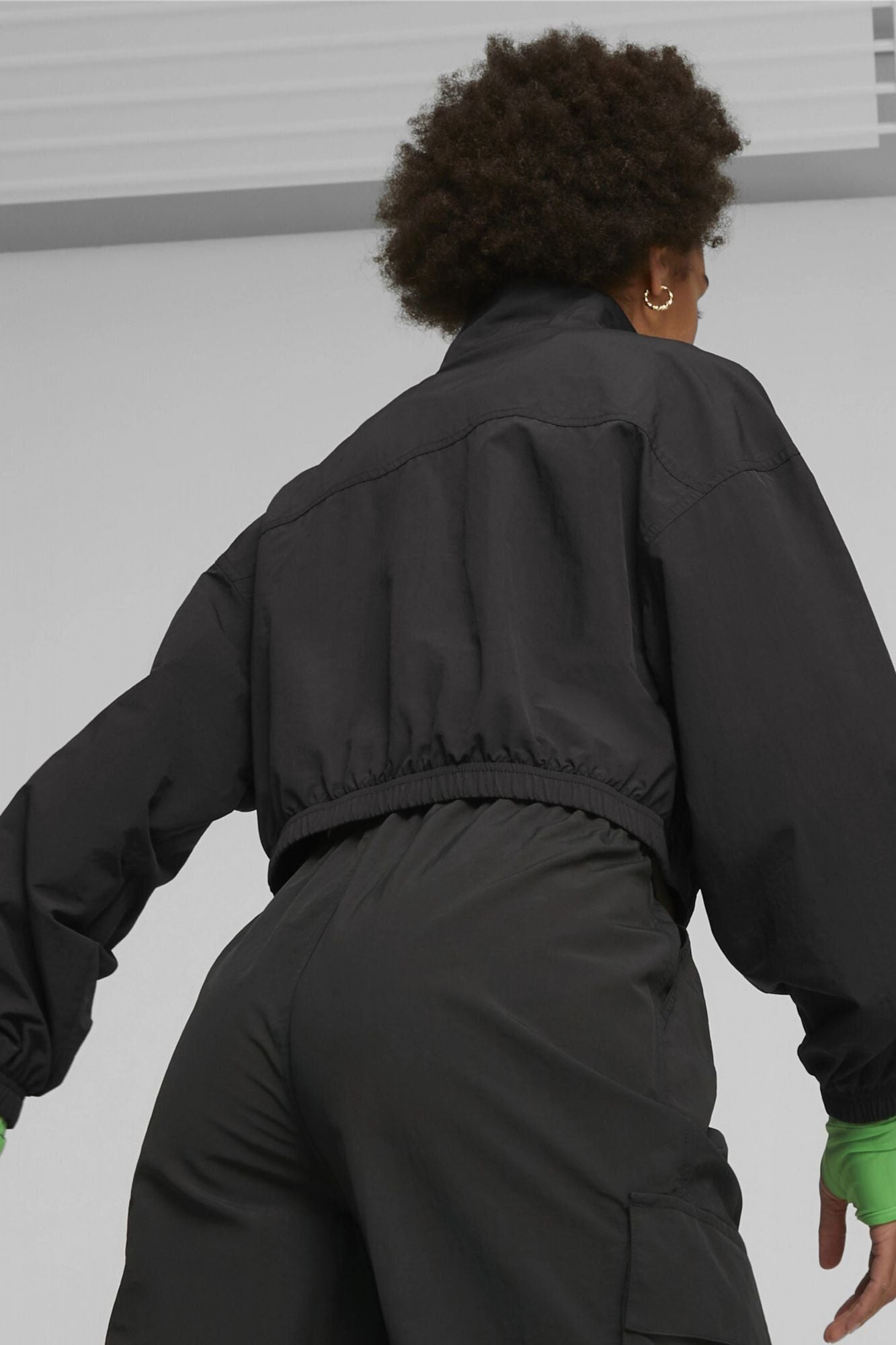 PUMA DARE TO CROPPED WOVEN JACKET en color NEGRO (3)