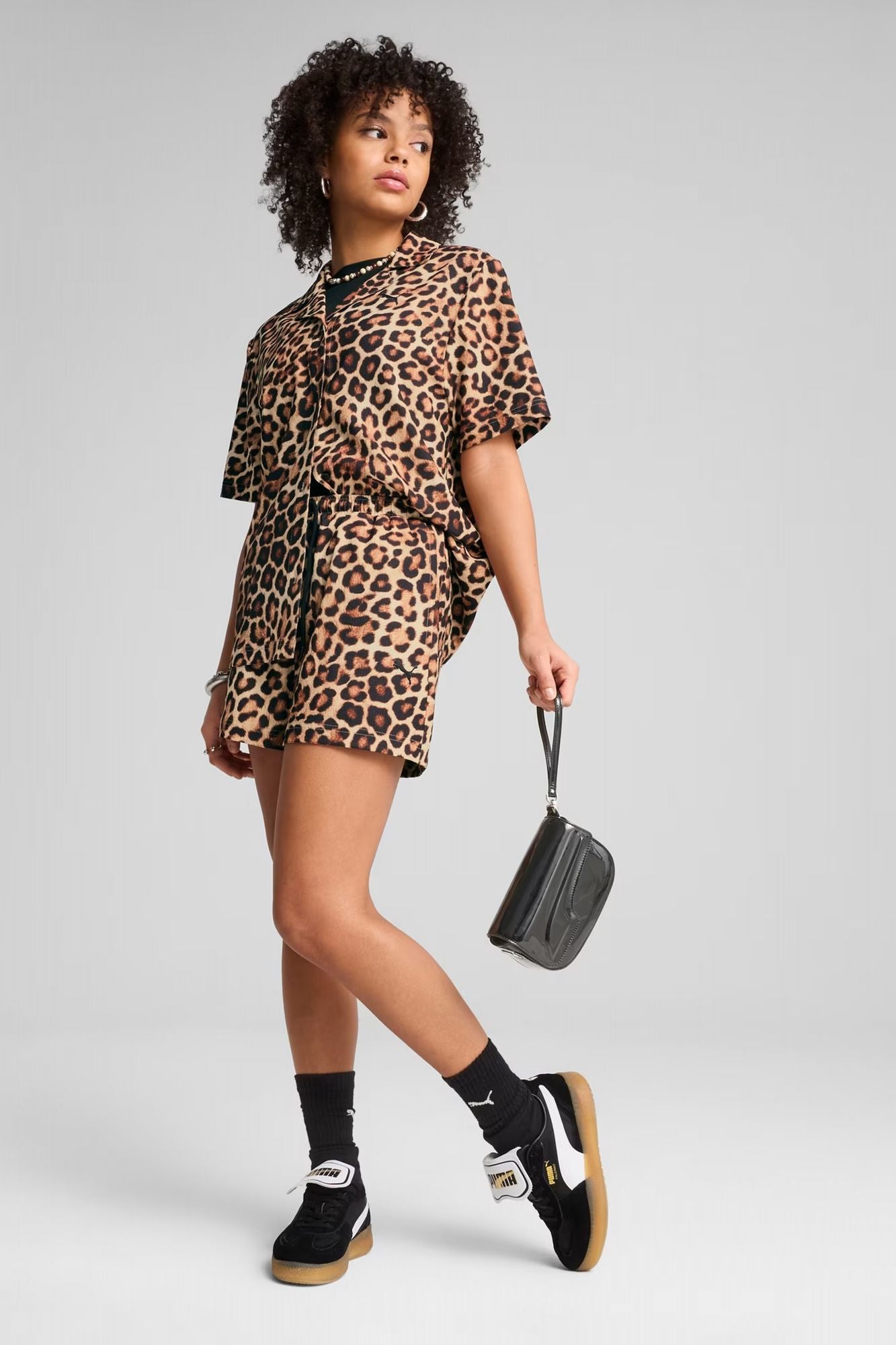 PUMA LEO LUXE RELAXED AOP SHIRT en color ANIMAL PRINT (4)