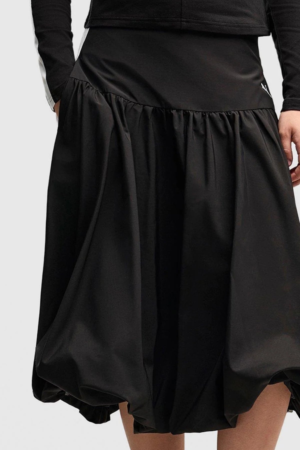 PUMA T7 BALLOON WOVEN MIDI SKIRT en color NEGRO (3)