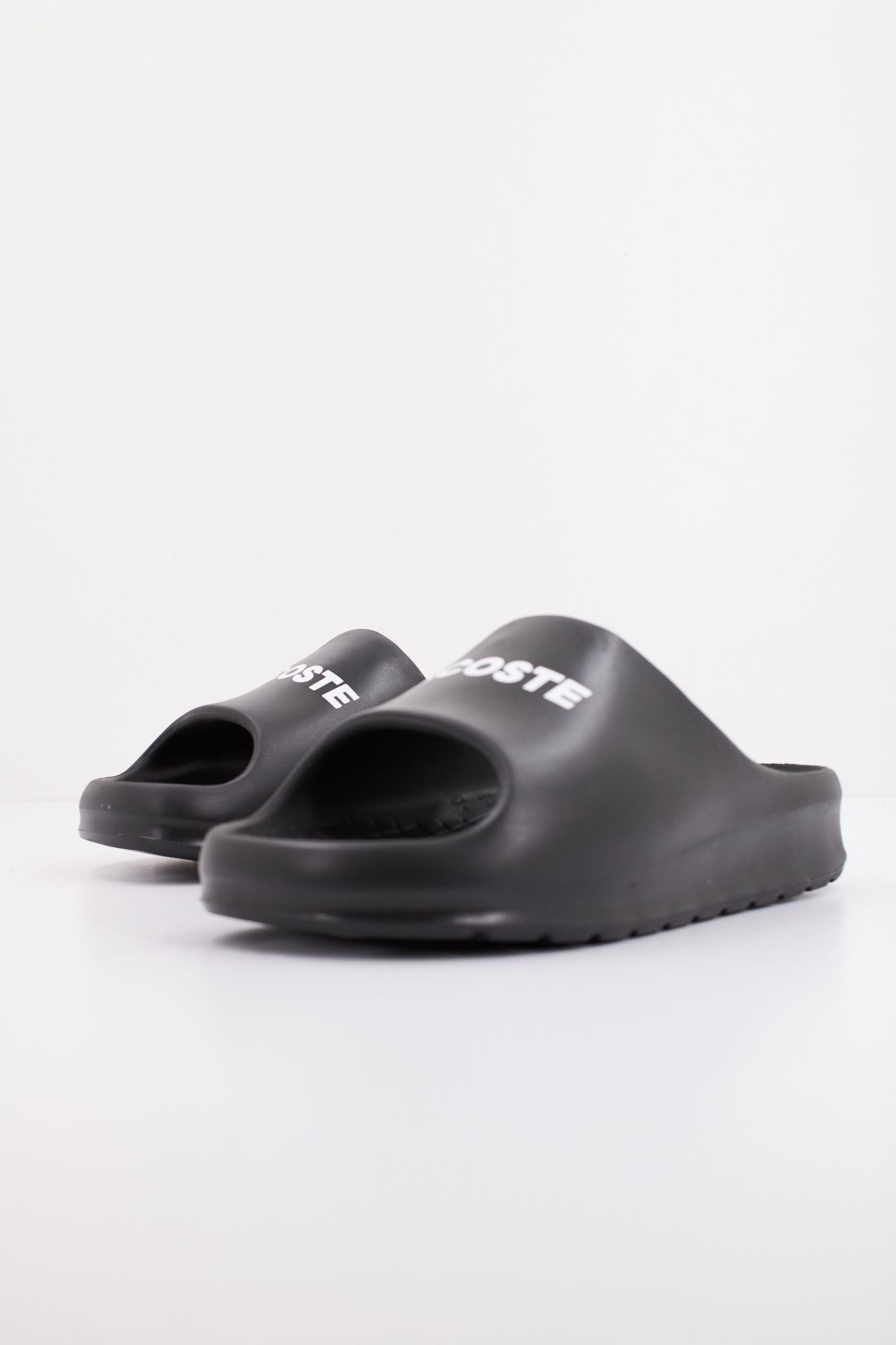 LACOSTE SERVE SLIDE 2.0 SYNTHETIC en color NEGRO (2)