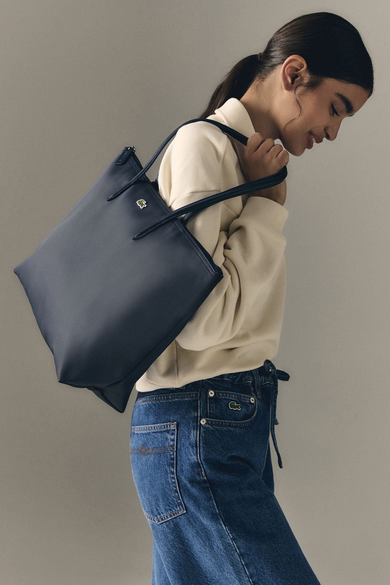 LACOSTE LARGE COATED CANVAS TOTE en color AZUL (3)