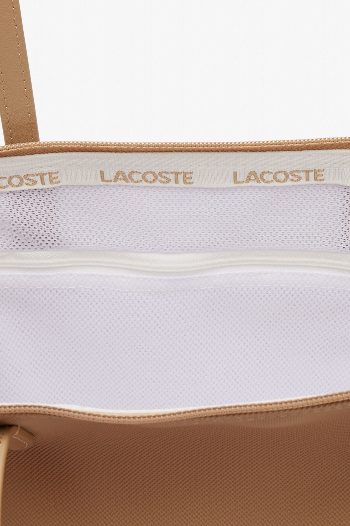 LACOSTE LARGE COATED CANVAS TOTE en color MARRON CLARO (3)