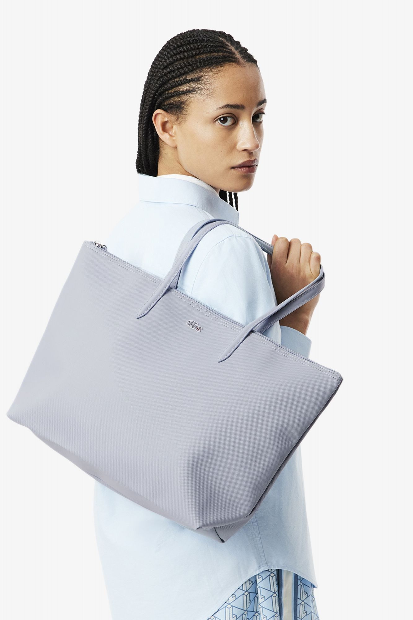 LACOSTE LARGE COATED CANVAS TOTE en color AZUL (3)
