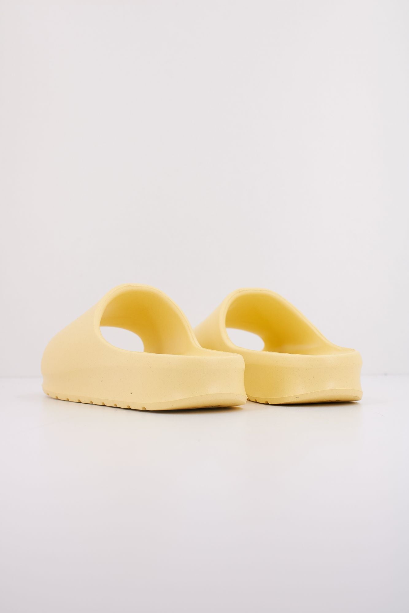 LACOSTE SERVE SLIDE 2.0 en color AMARILLO (4)