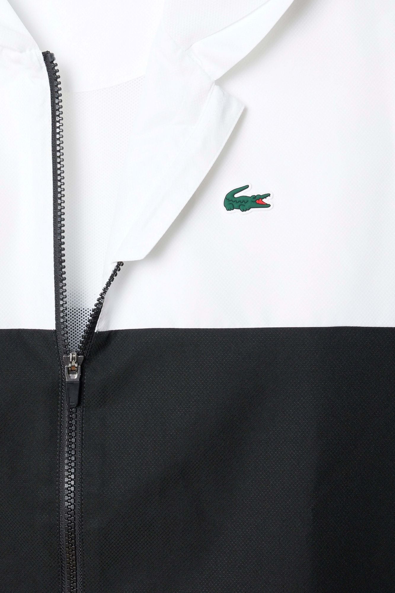 LACOSTE TENNIS WATER-REPELLENT HOODED JACKET en color NEGRO (2)