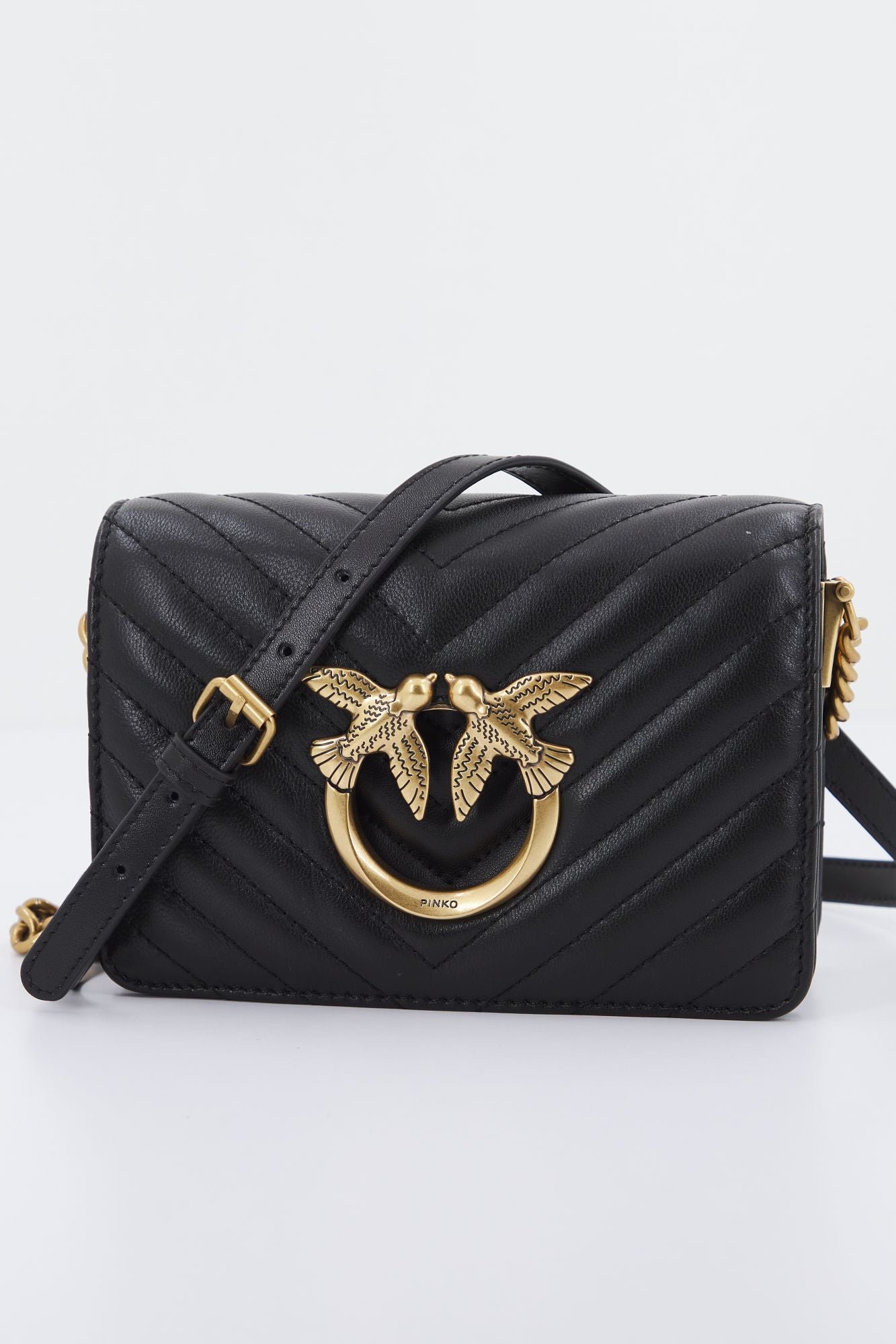 PINKO LOVE CLICK MINI CHEVRO en color NEGRO (1)