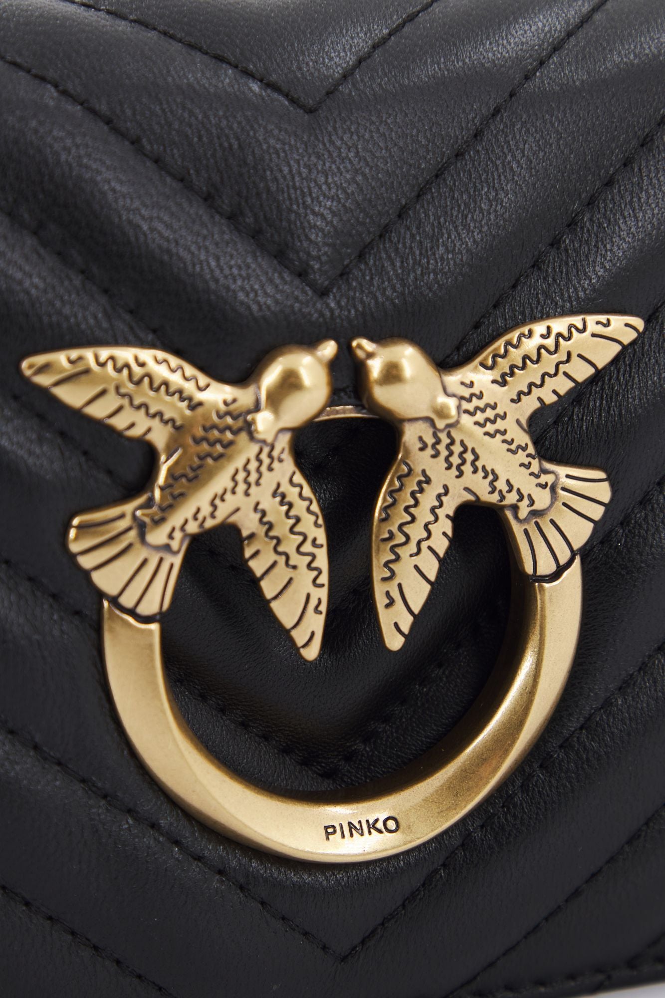 PINKO LOVE CLICK MINI CHEVRO en color NEGRO (4)