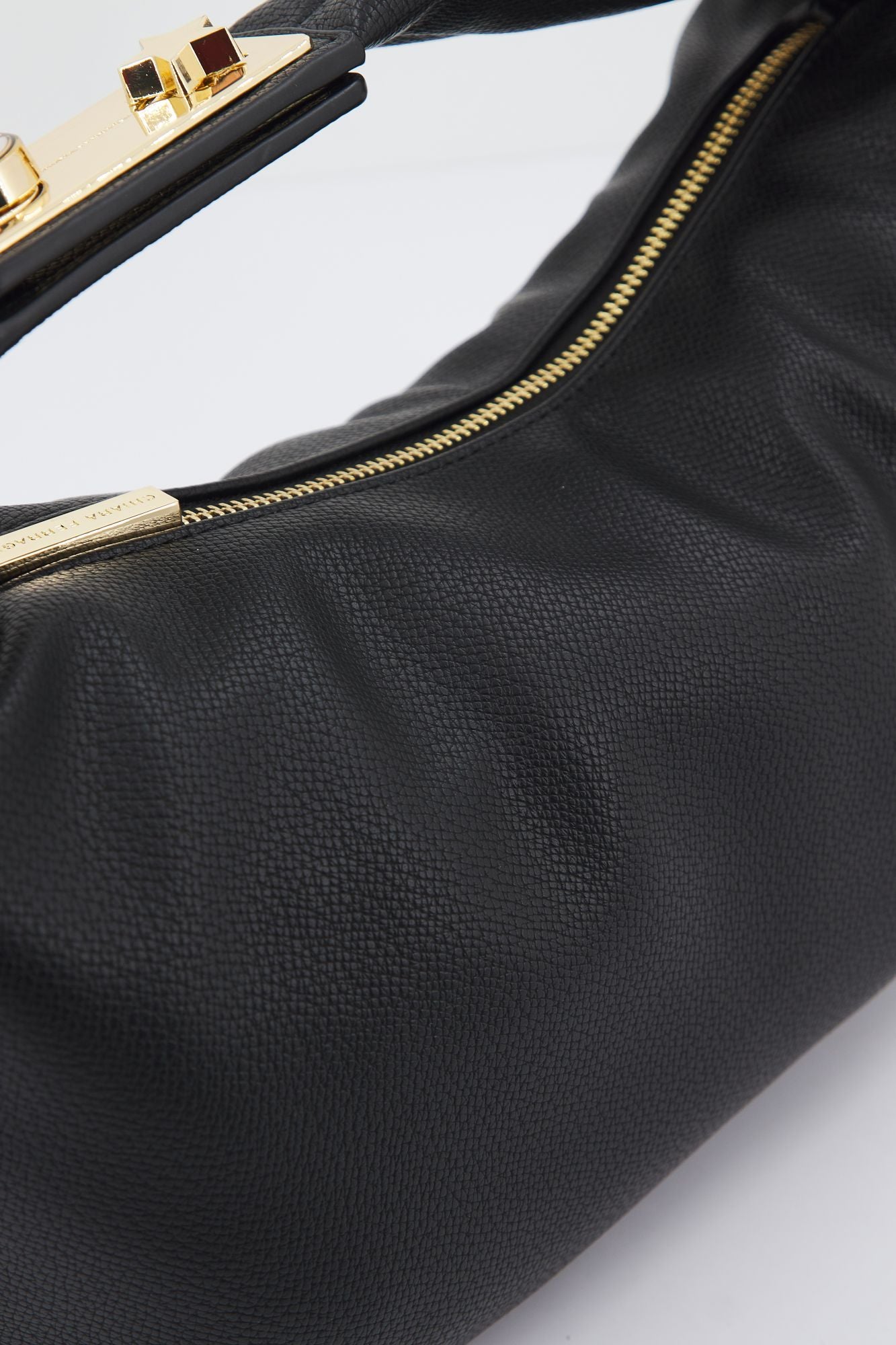 CHIARA FERRAGNI MINI PUFFY BAG en color NEGRO (3)