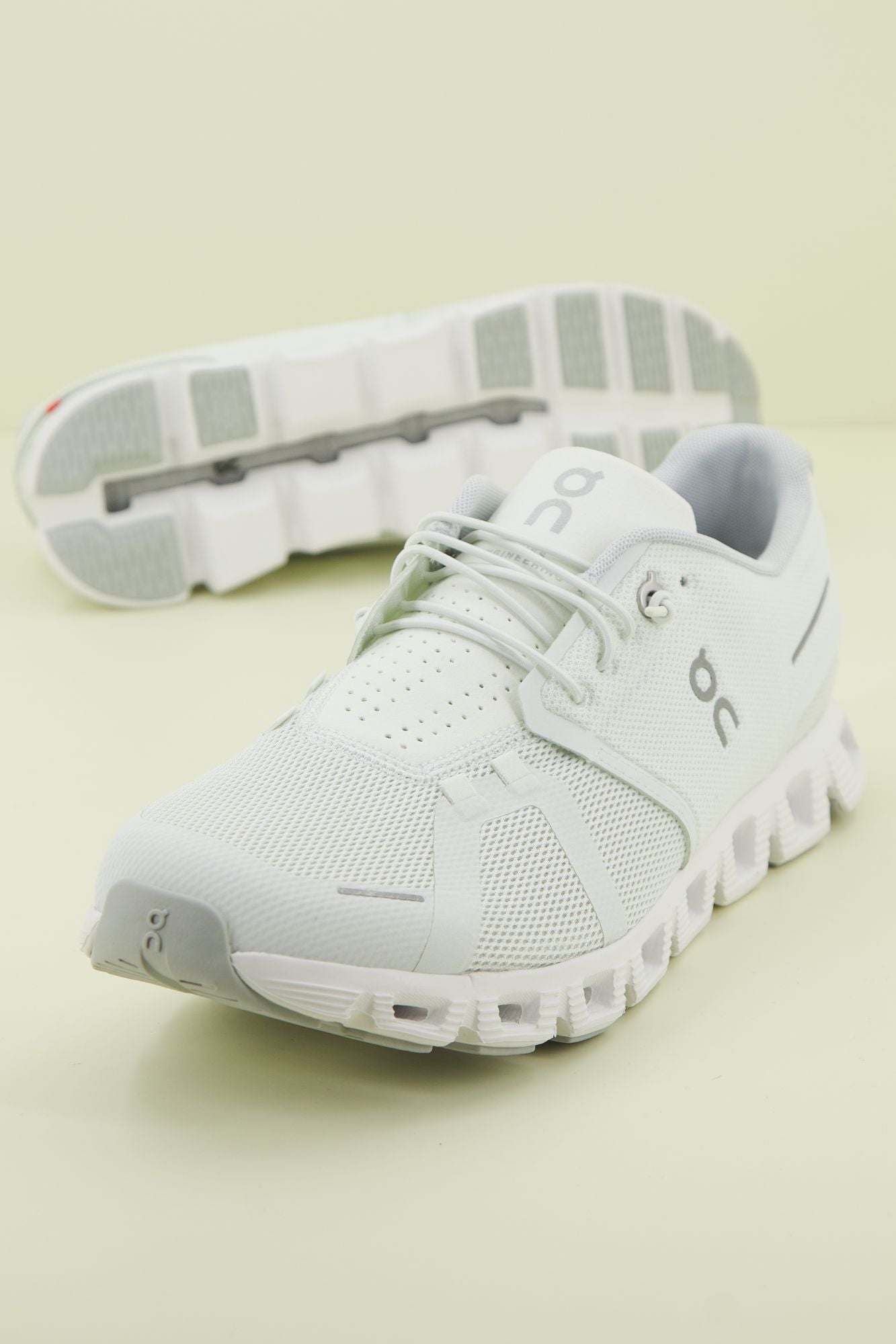 ON RUNNING CLOUD 5 en color BLANCO (1)