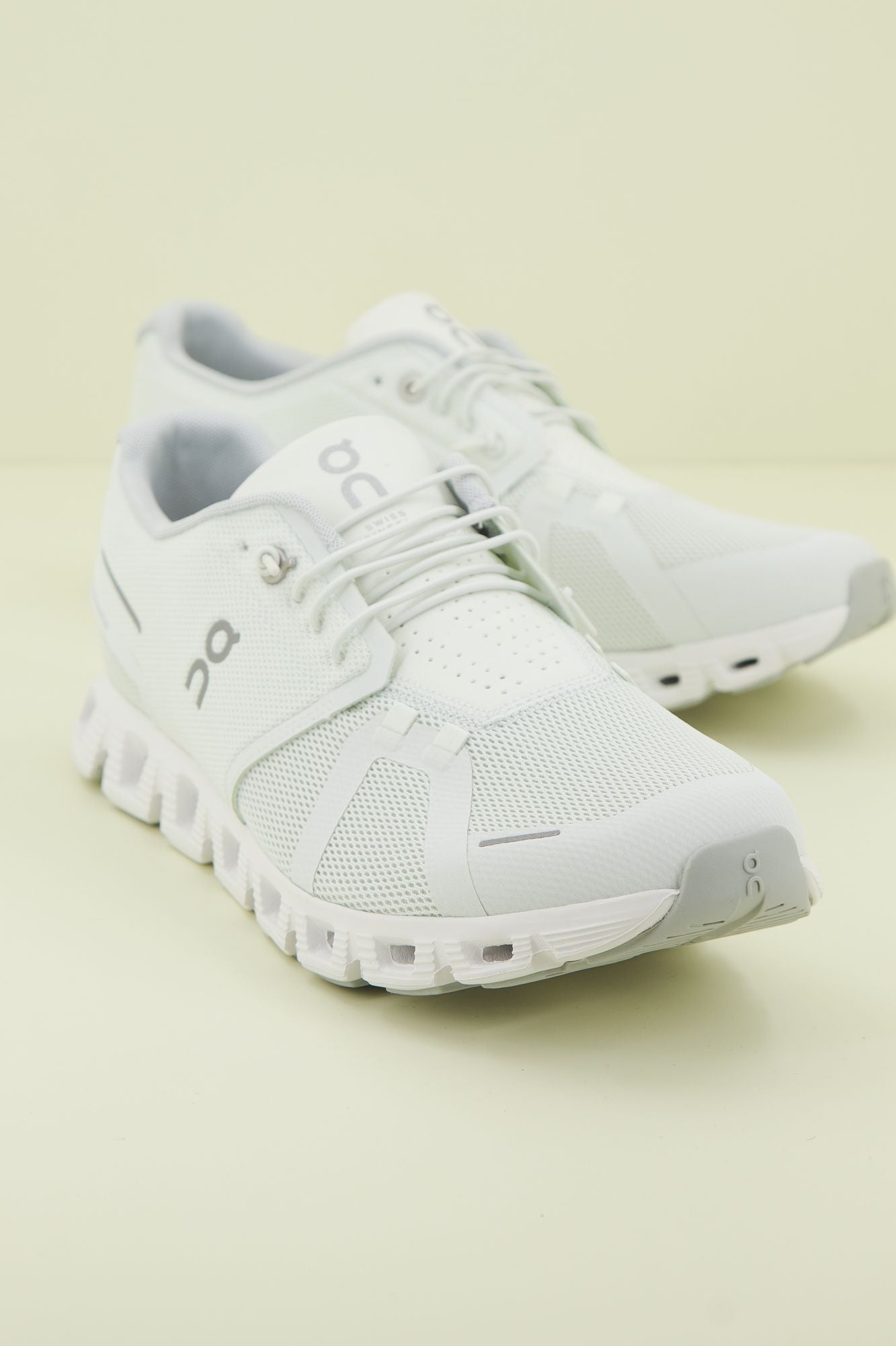 ON RUNNING CLOUD 5 en color BLANCO (2)