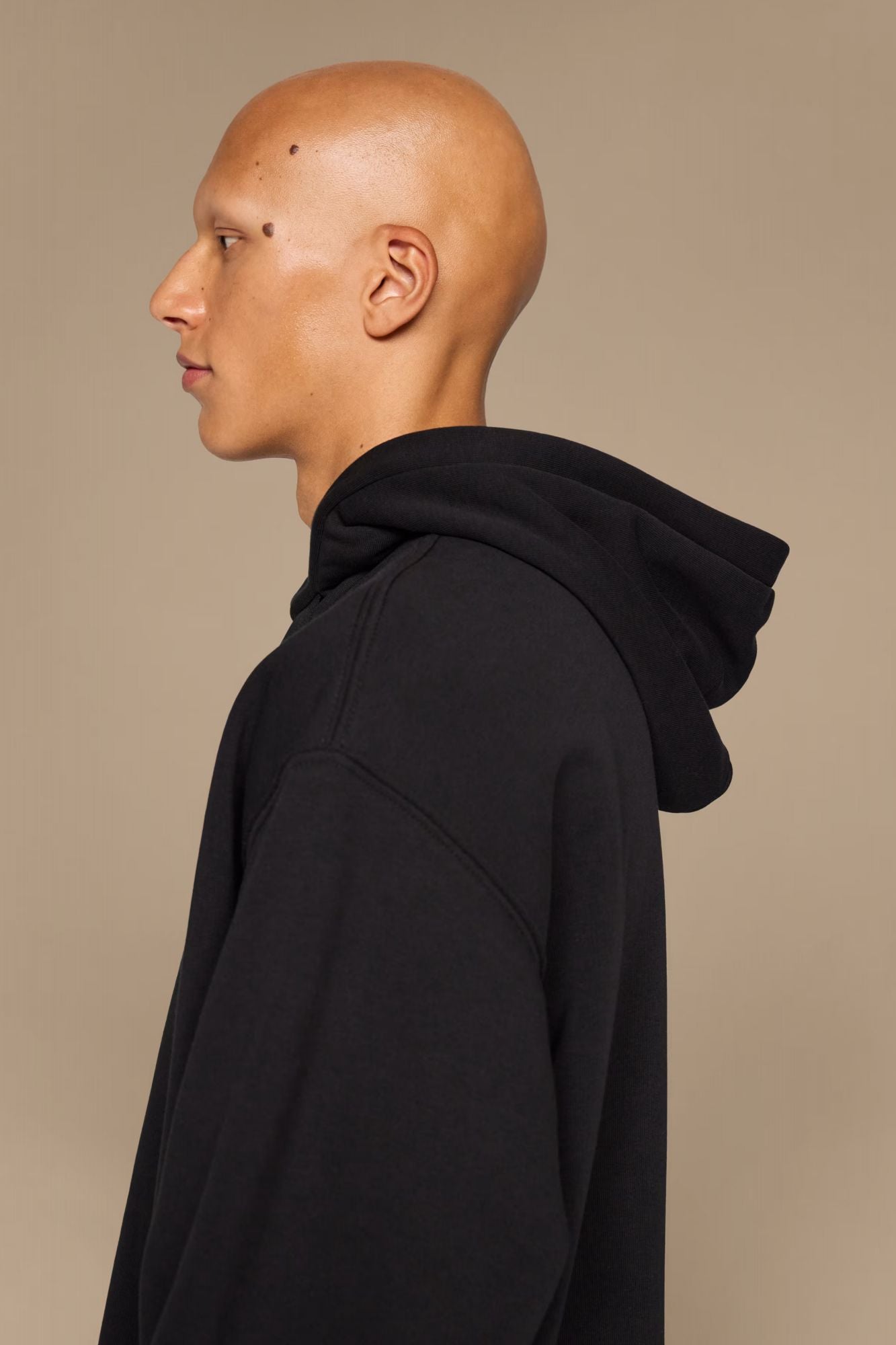 ON RUNNING CLUB HOODIE en color NEGRO (2)