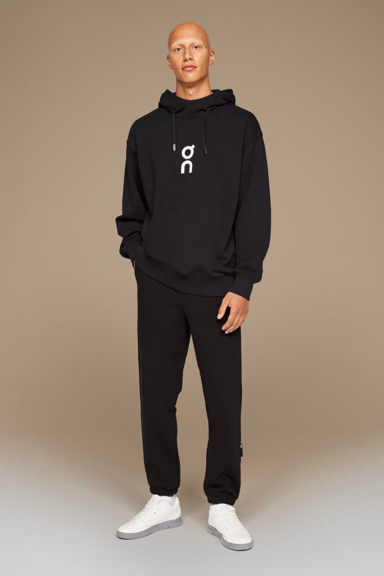ON RUNNING CLUB HOODIE en color NEGRO (4)