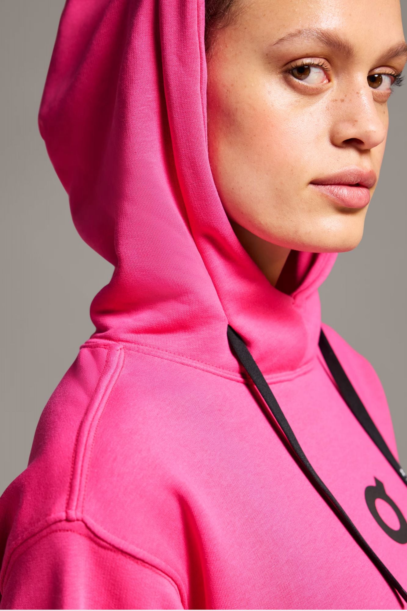 ON RUNNING CLUB HOODIE en color ROSA (4)