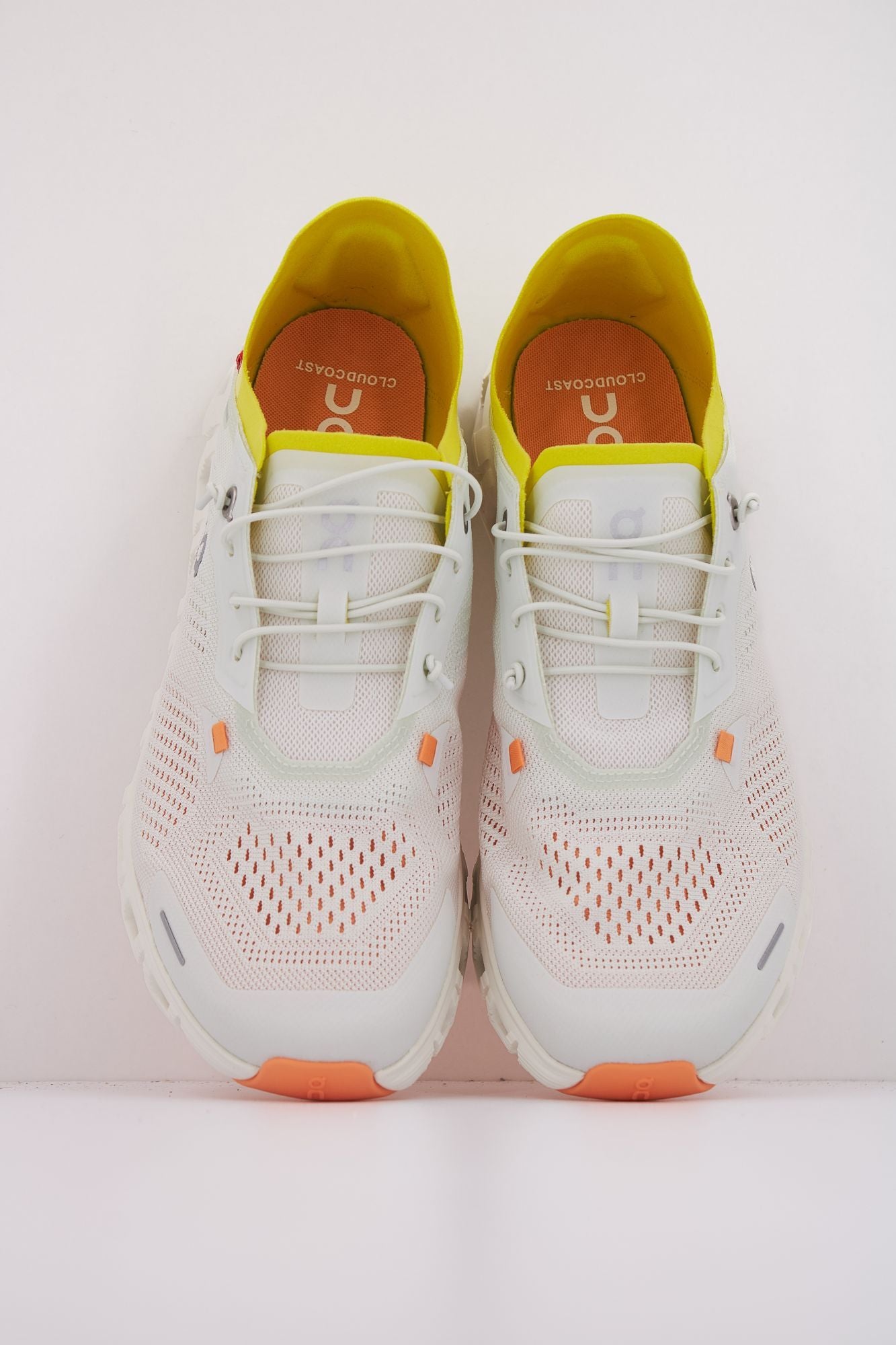 ON RUNNING CLOUD 6 COAST en color BLANCO (3)
