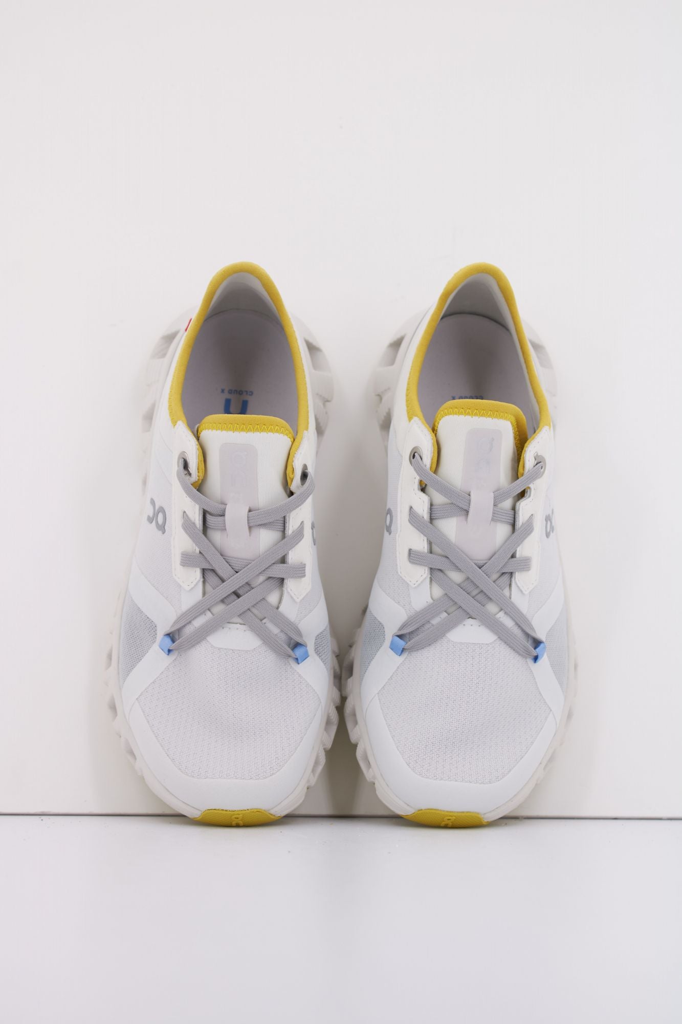 ON RUNNING CLOUD X 3 AD W en color GRIS (3)