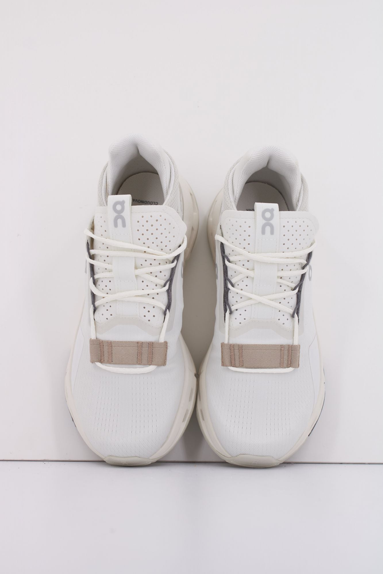 ON RUNNING CLOUDNOVA 2 W en color BLANCO (3)